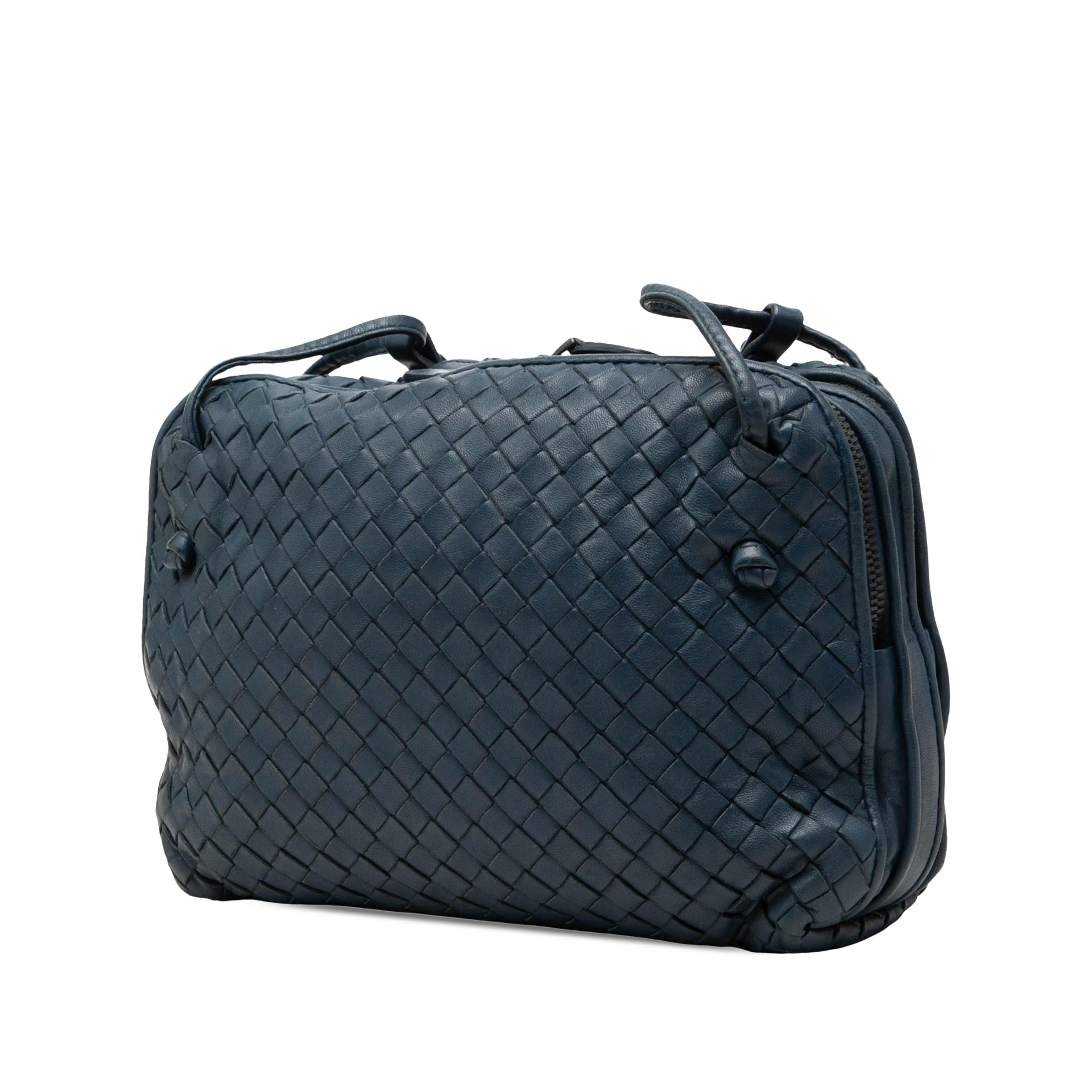 Bottega Veneta Nappa Intrecciato Nodini Double Zip Crossbody, från Luxclusif, i färgen blå. Klicka för att öppna bilden i stort format
