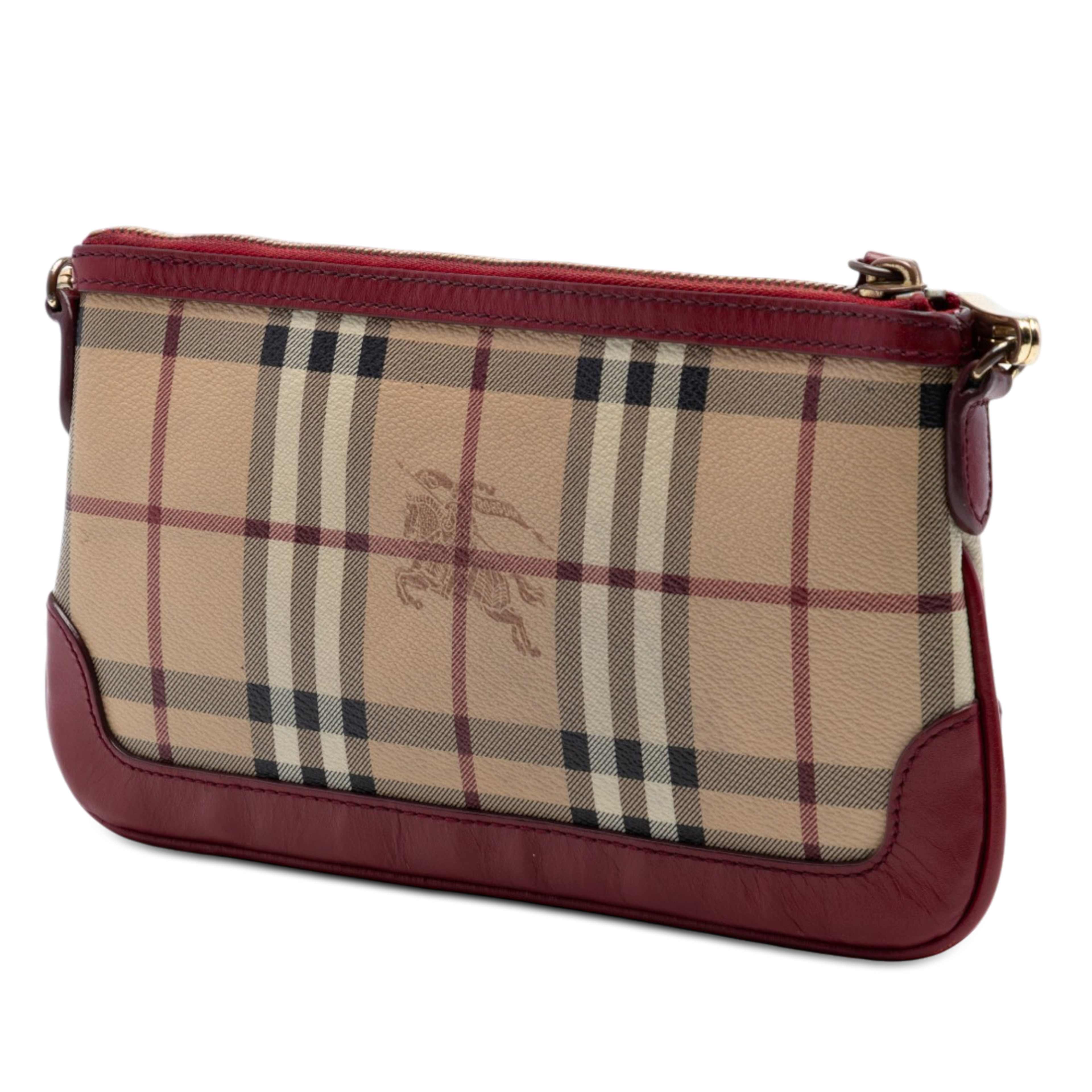 Burberry Haymarket Check Coated Canvas Peyton Crossbody, från Luxclusif, i färgen beige. Klicka för att öppna bilden i stort format