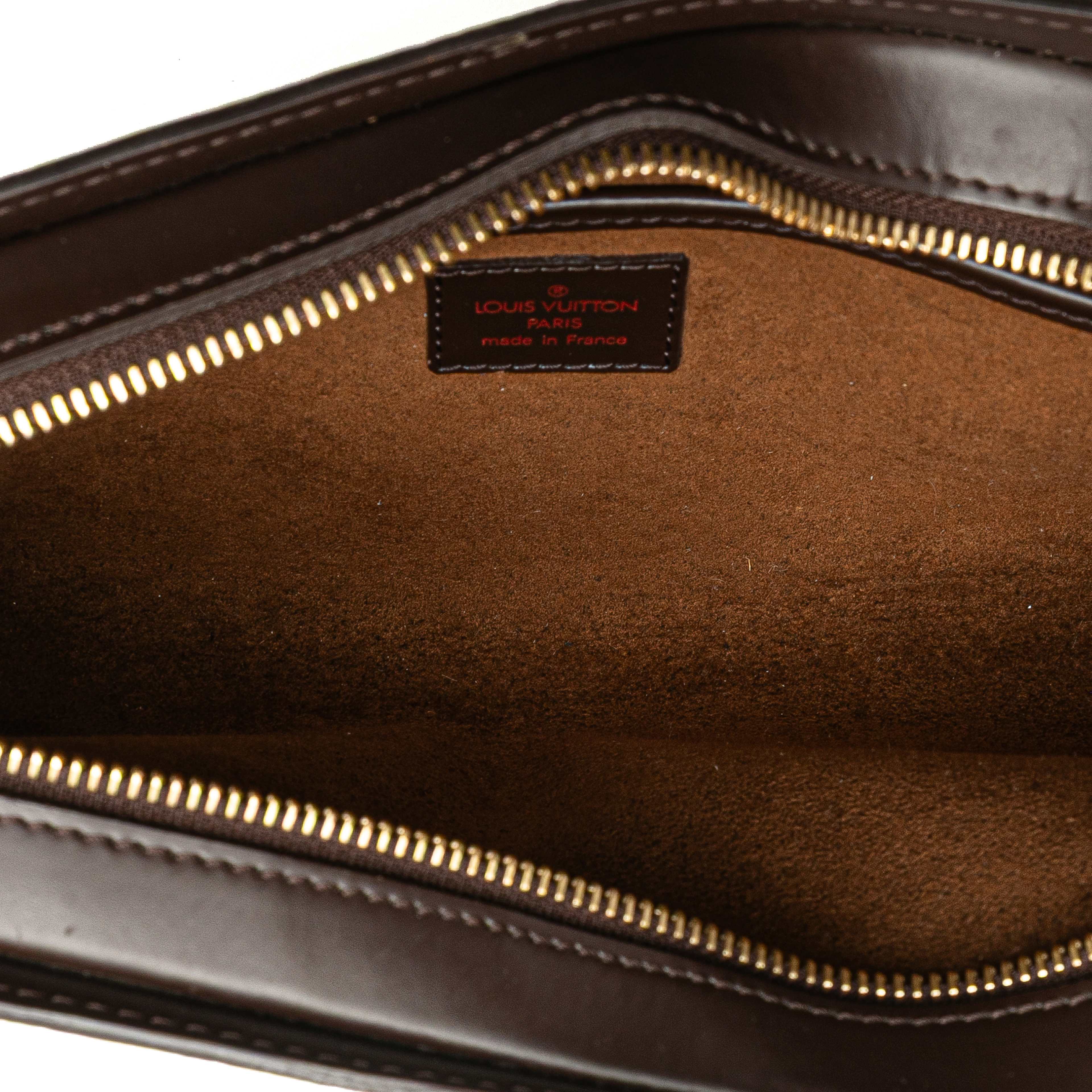 Louis Vuitton Damier Ebene Saint Louis Pochette, från Luxclusif, i färgen brown. Klicka för att öppna bilden i stort format