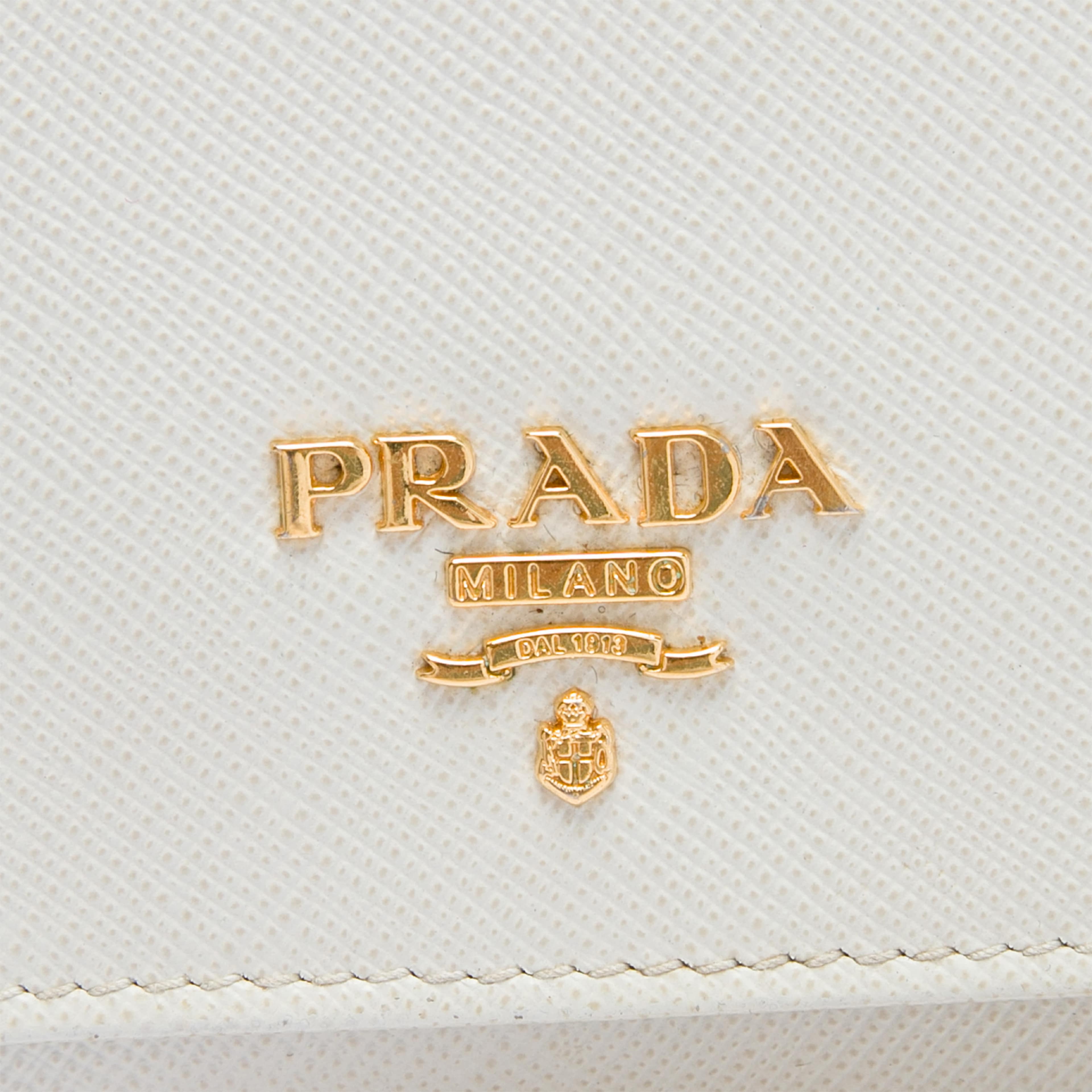 Prada Saffiano Lux Wallet On Chain, från Luxclusif, i färgen vit. Klicka för att öppna bilden i stort format