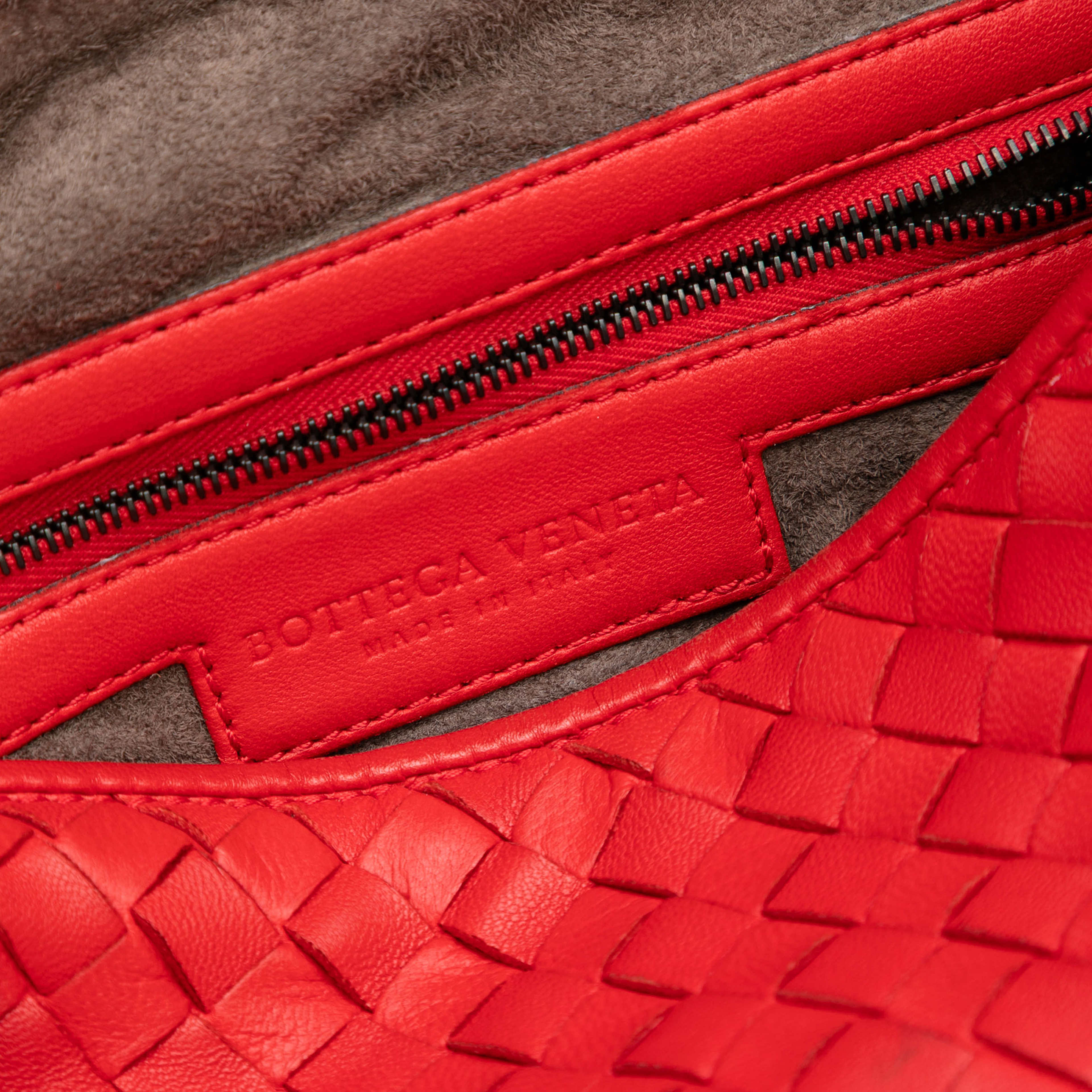 Bottega Veneta Nappa Intrecciato Nodini Crossbody, från Luxclusif, i färgen red. Klicka för att öppna bilden i stort format