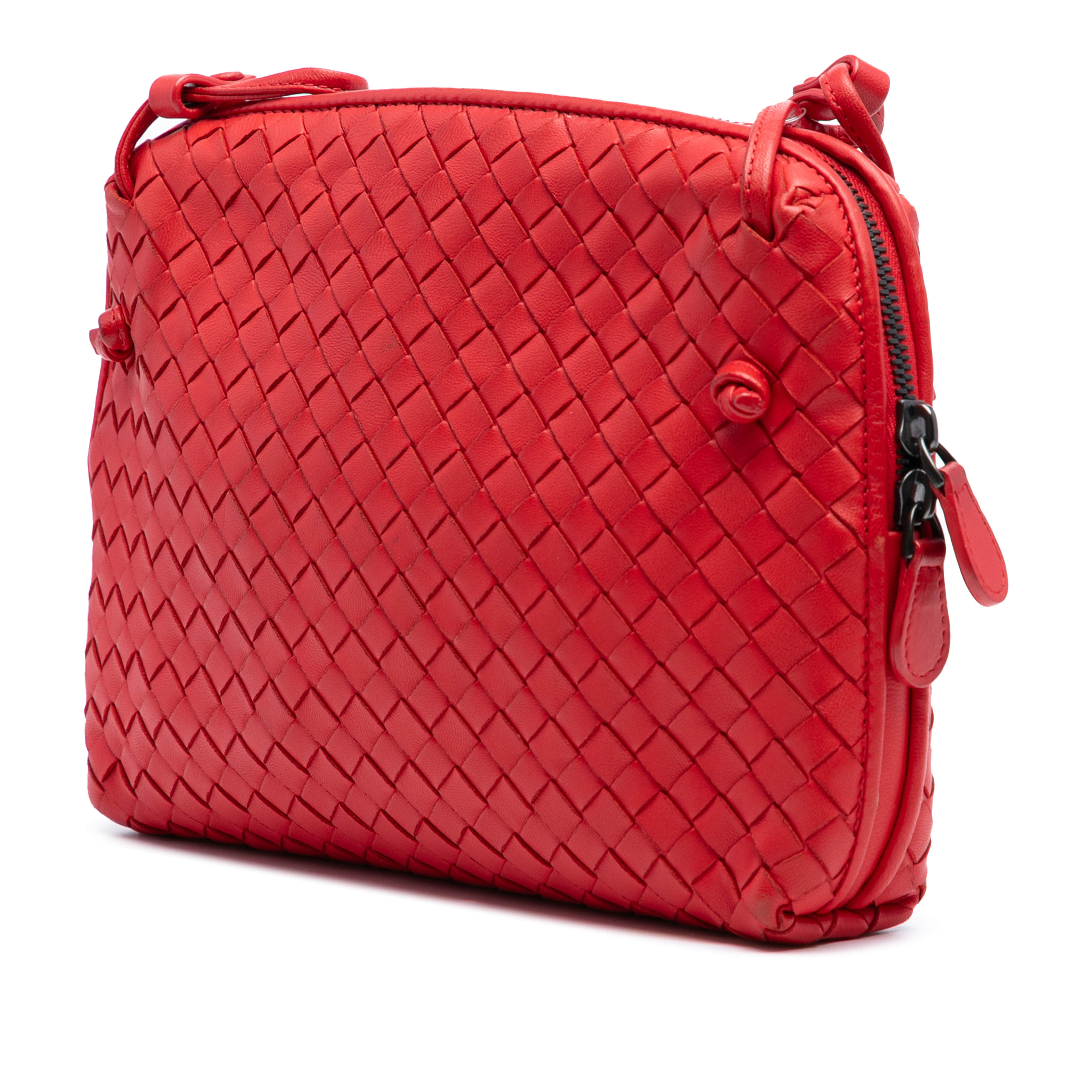 Bottega Veneta Nappa Intrecciato Nodini Crossbody, från Luxclusif, i färgen red. Klicka för att öppna bilden i stort format
