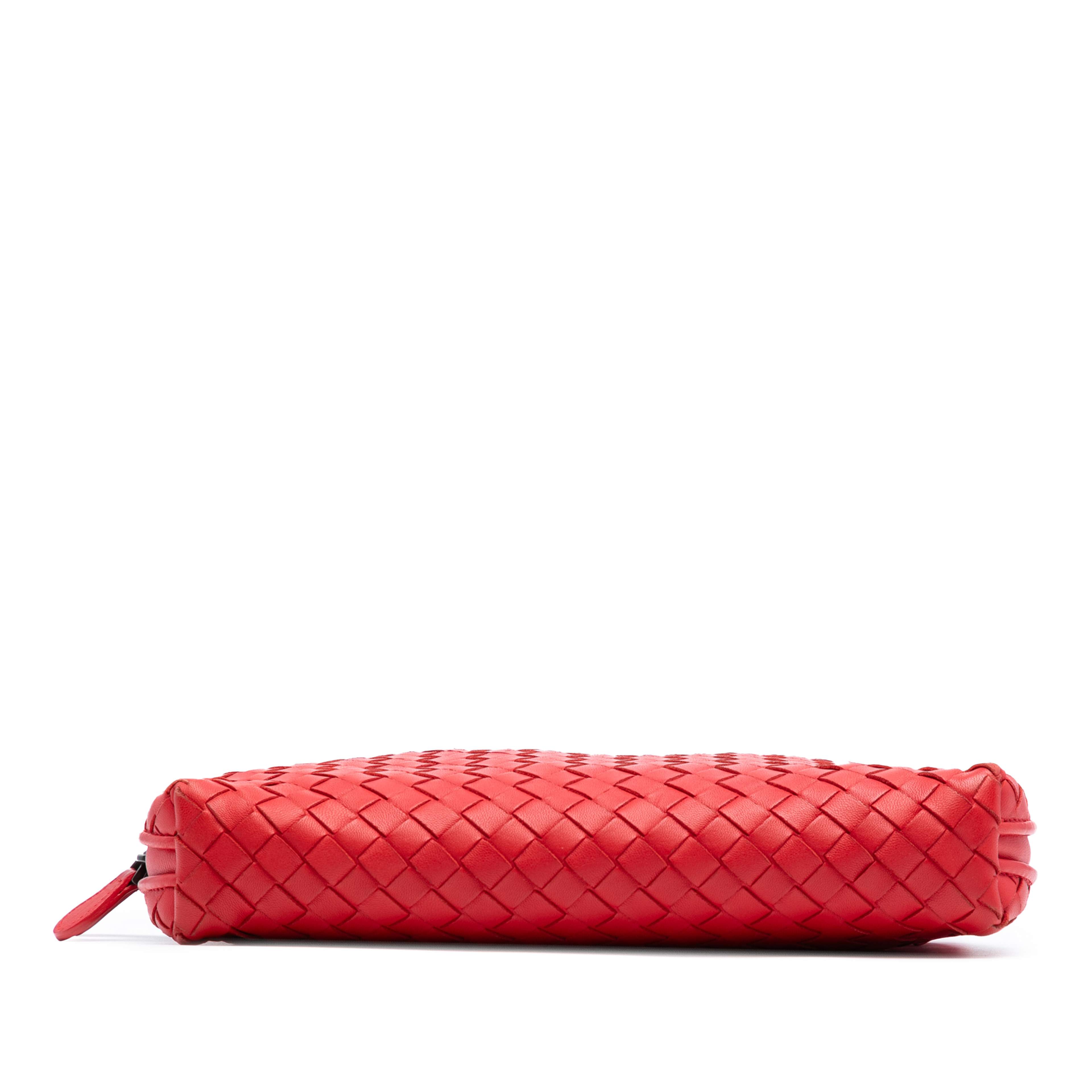 Bottega Veneta Nappa Intrecciato Nodini Crossbody, från Luxclusif, i färgen red. Klicka för att öppna bilden i stort format