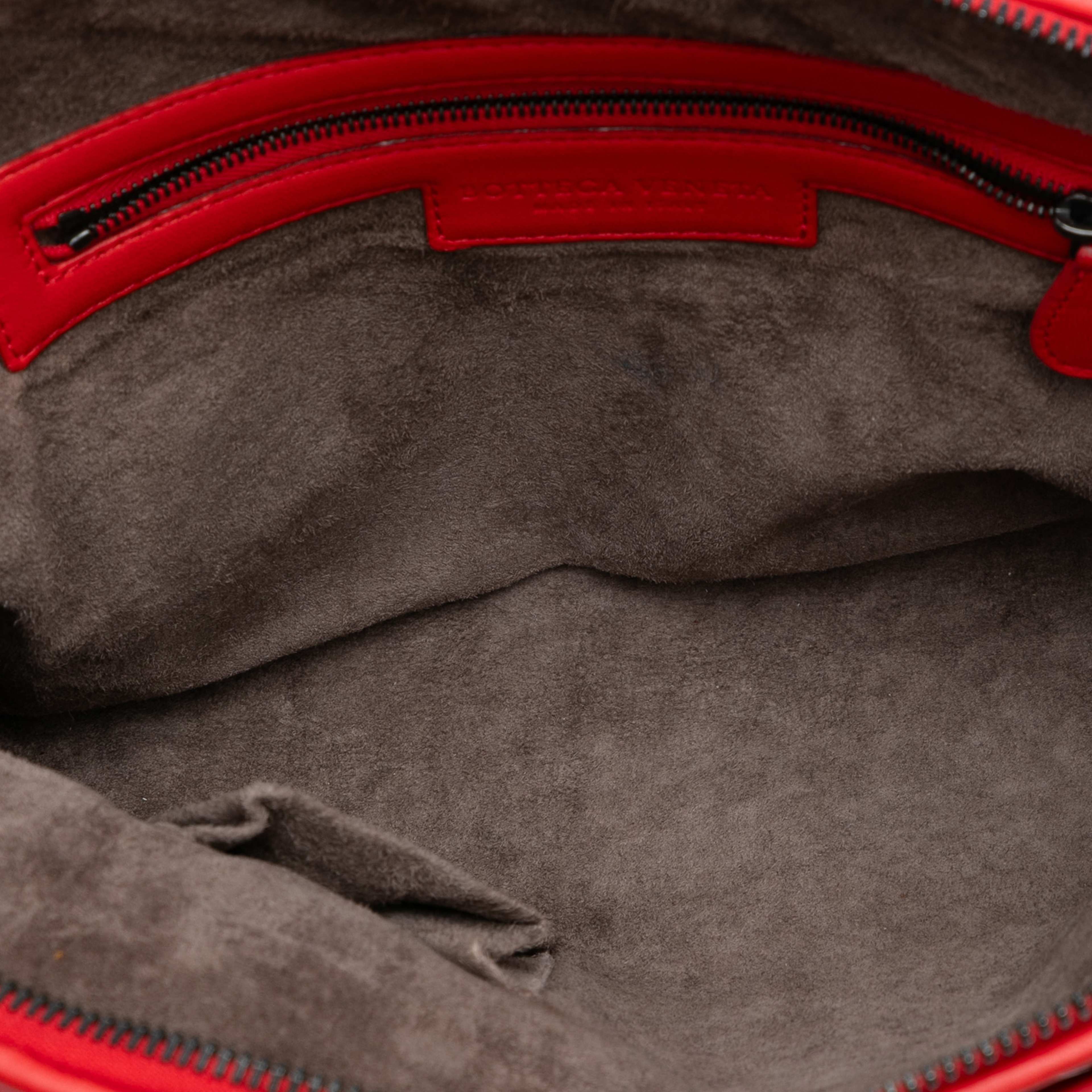 Bottega Veneta Nappa Intrecciato Nodini Crossbody, från Luxclusif, i färgen red. Klicka för att öppna bilden i stort format