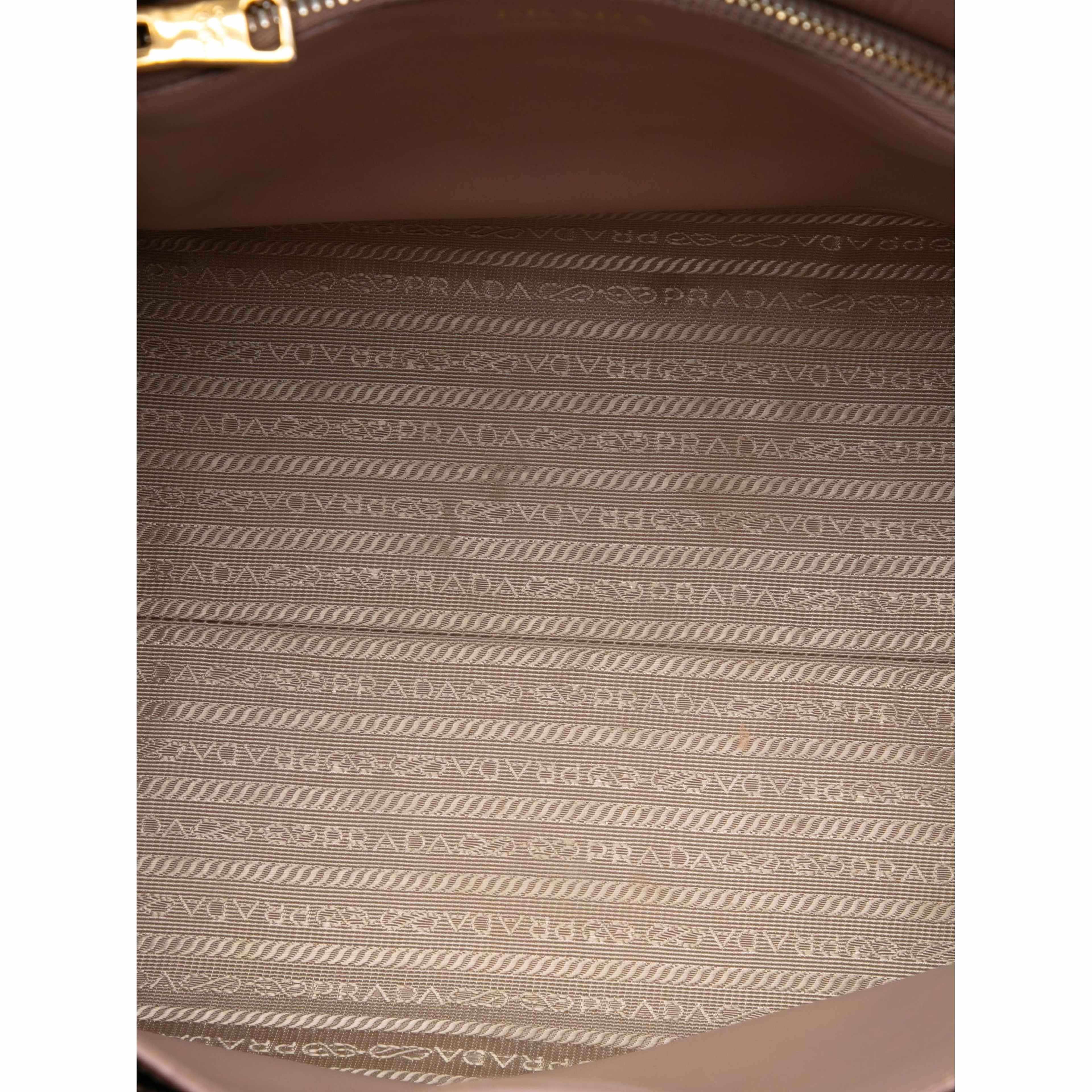 Prada Medium Saffiano Cuir Monochrome Top Handle Tote, från Luxclusif, i färgen brun. Klicka för att öppna bilden i stort format