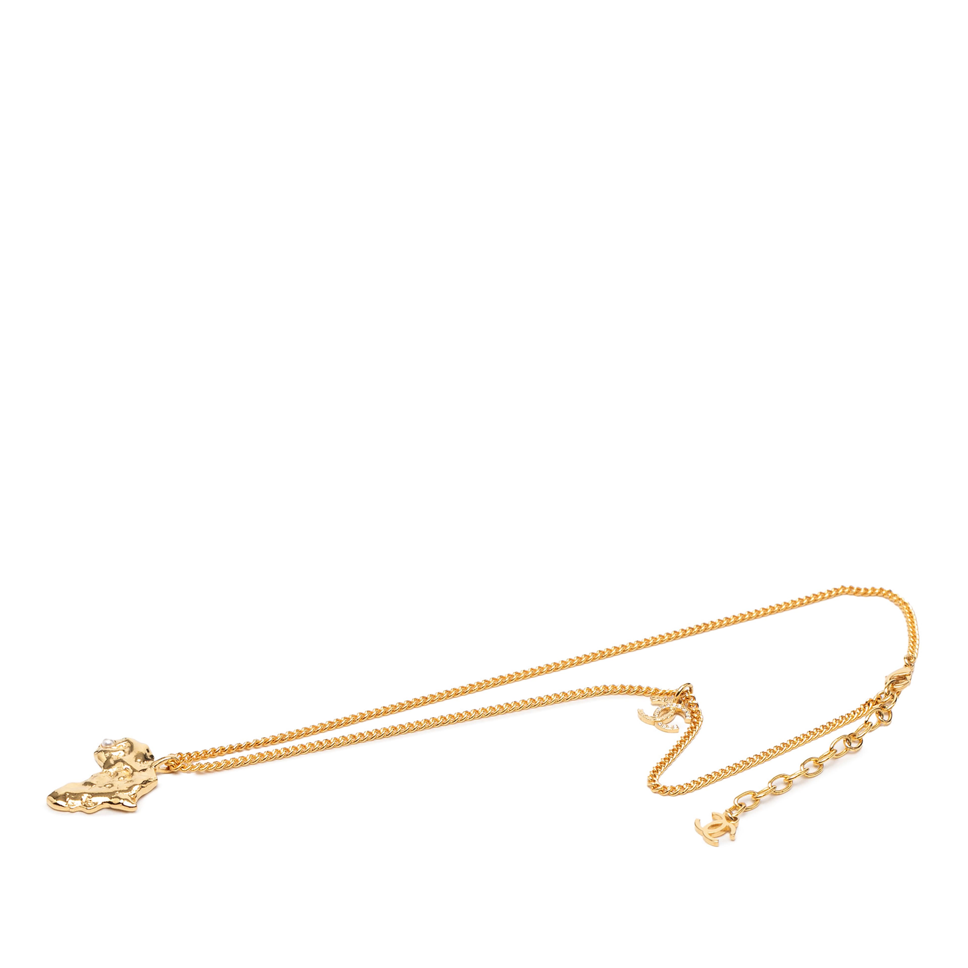 Chanel Cc Gold Plated Faux Pearl African Map Pendant Necklace, från Luxclusif, i färgen gold. Klicka för att öppna bilden i stort format