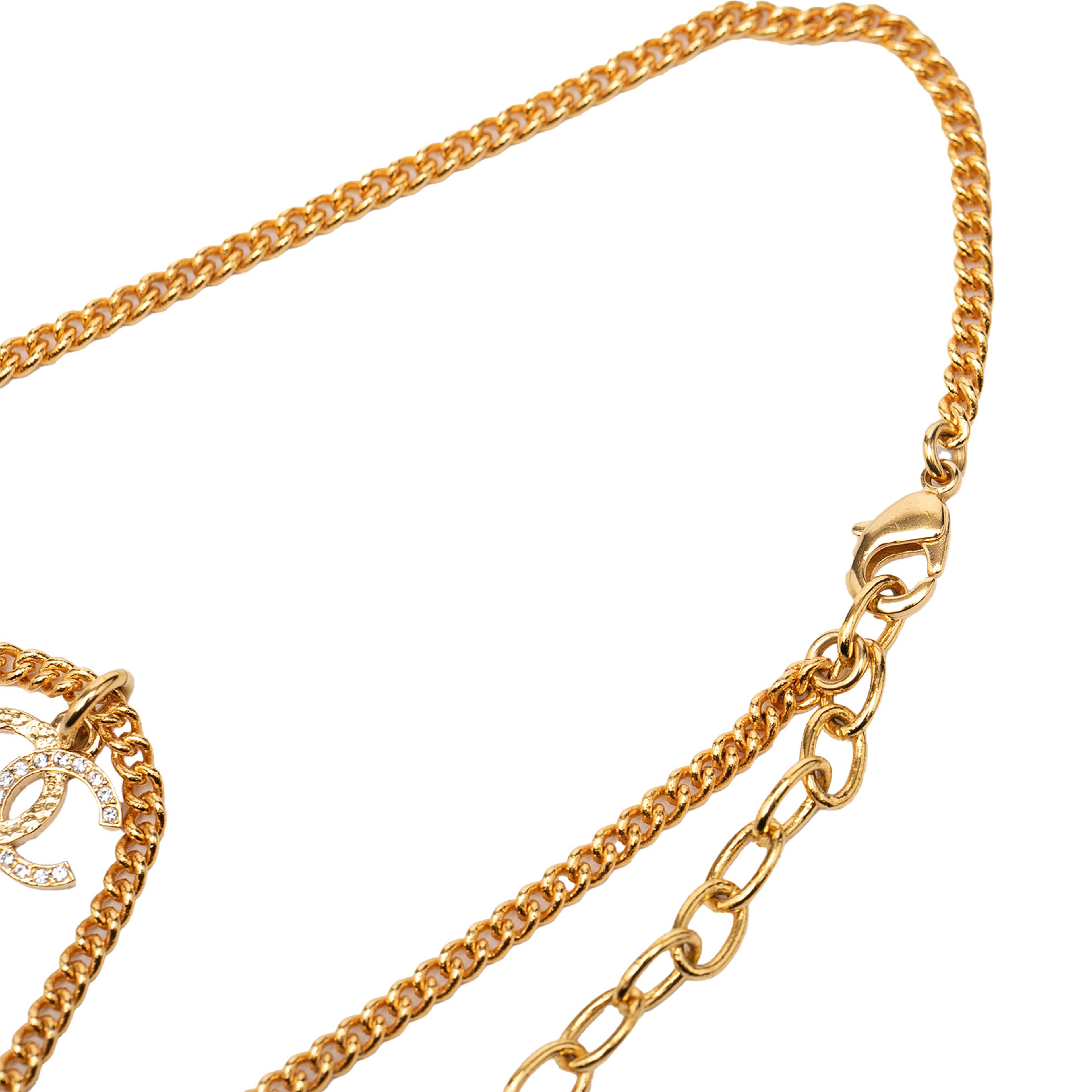 Chanel Cc Gold Plated Faux Pearl African Map Pendant Necklace, från Luxclusif, i färgen gold. Klicka för att öppna bilden i stort format