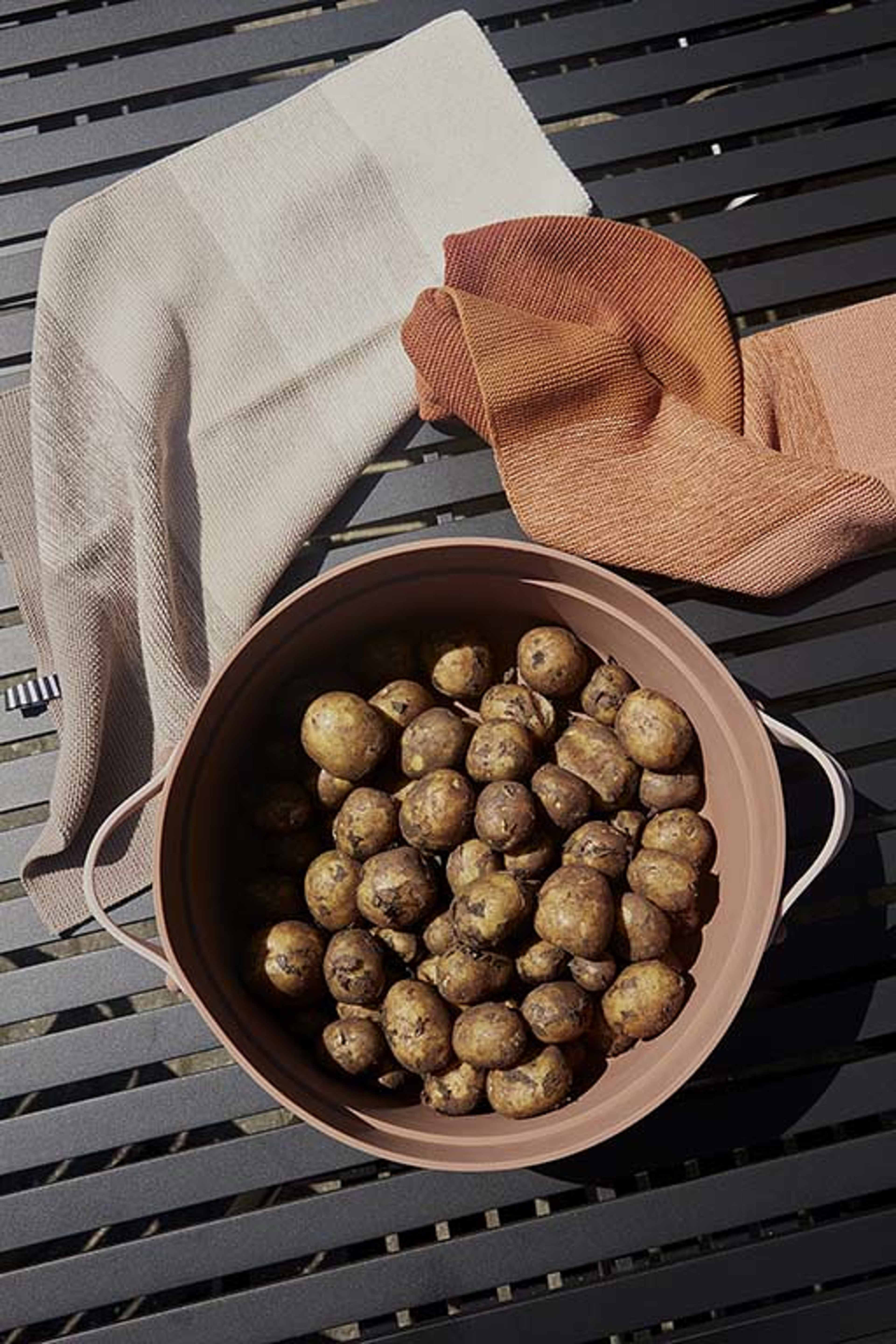 Niji Mini Towel, från OYOY Living, i färgen brown. Klicka för att öppna bilden i stort format