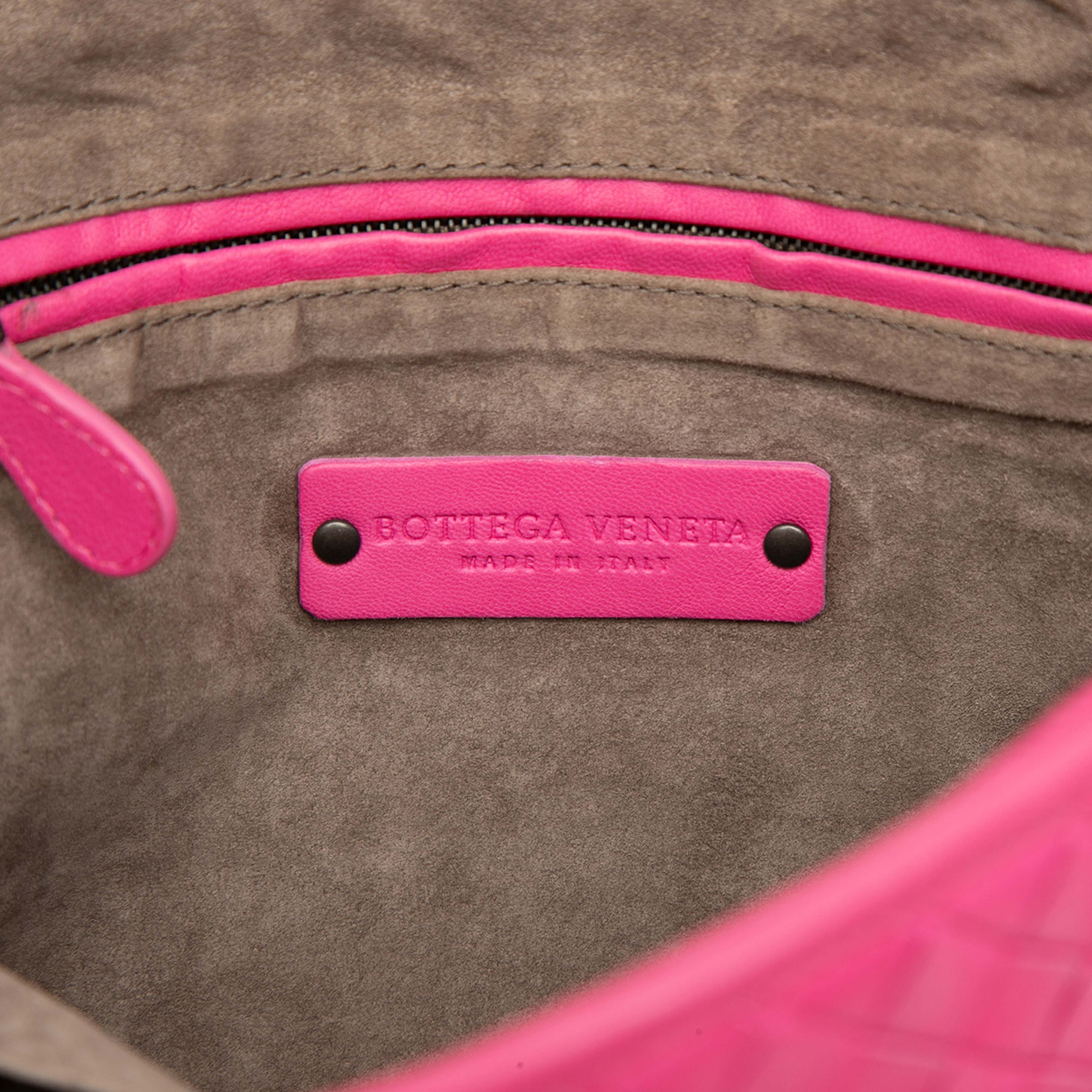 Bottega Veneta Nappa Intrecciato Nodini Crossbody, från Luxclusif, i färgen rosa. Klicka för att öppna bilden i stort format