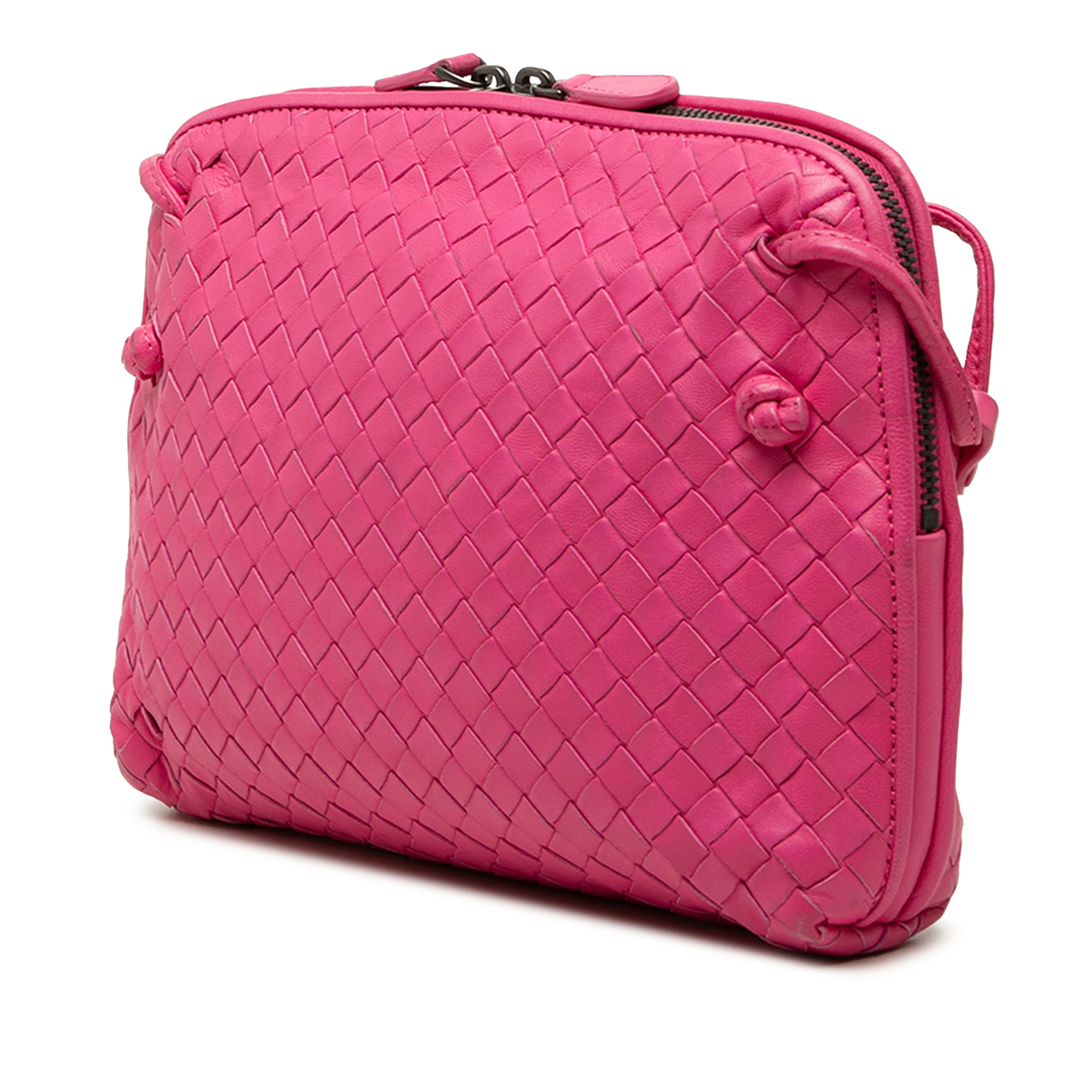 Bottega Veneta Nappa Intrecciato Nodini Crossbody, från Luxclusif, i färgen rosa. Klicka för att öppna bilden i stort format
