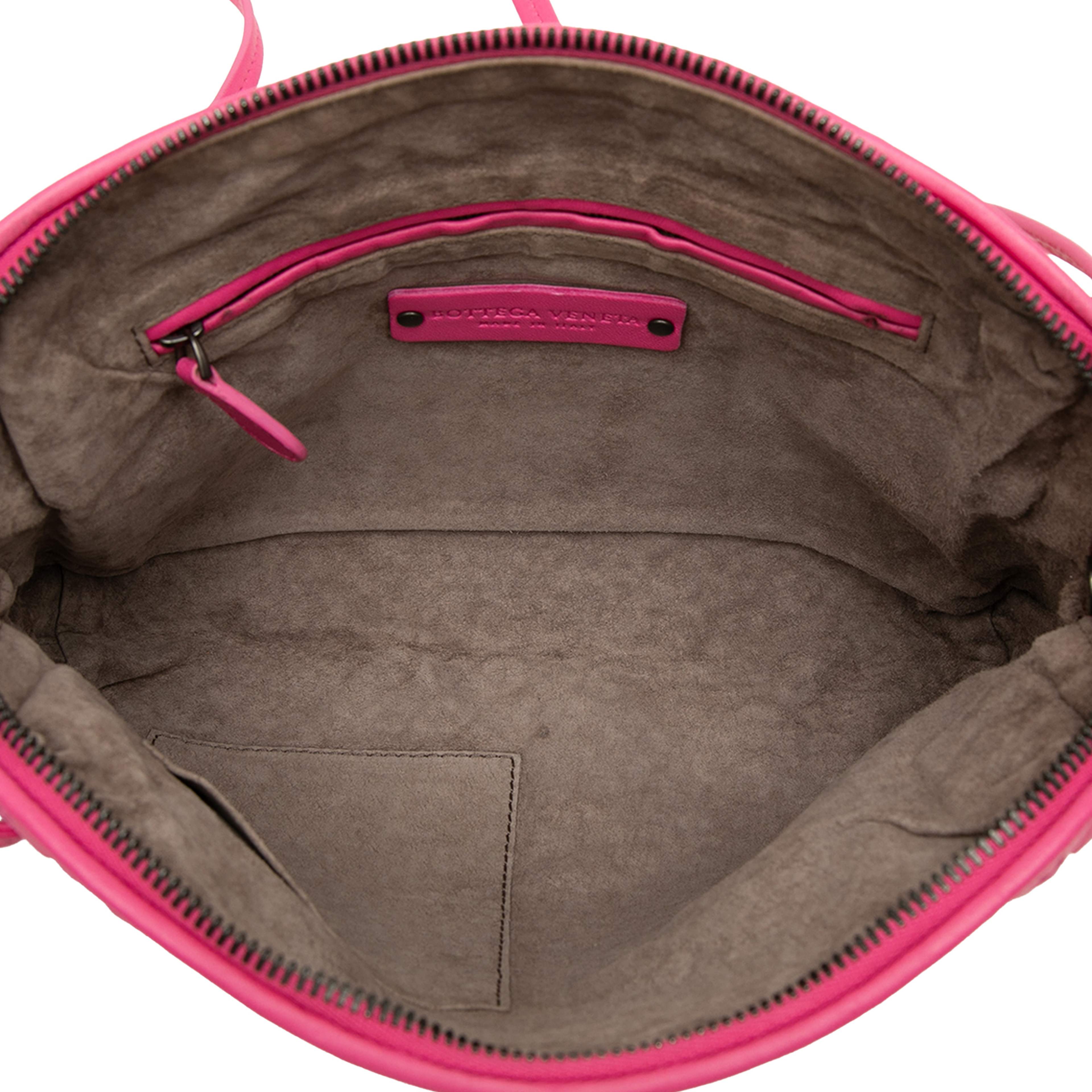 Bottega Veneta Nappa Intrecciato Nodini Crossbody, från Luxclusif, i färgen rosa. Klicka för att öppna bilden i stort format