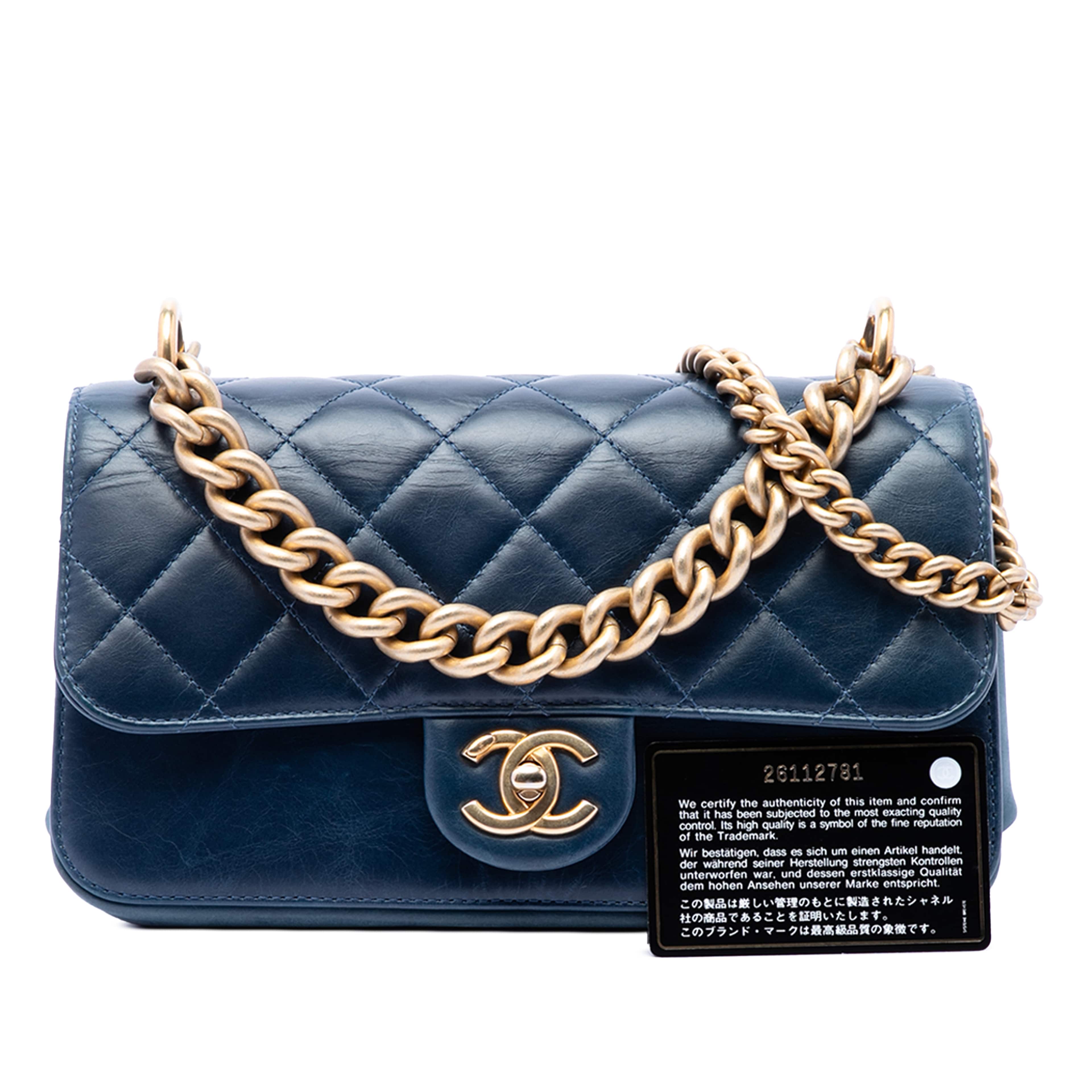 Chanel Small Quilted Calfskin Straight Lined Flap, från Luxclusif, i färgen blå. Klicka för att öppna bilden i stort format