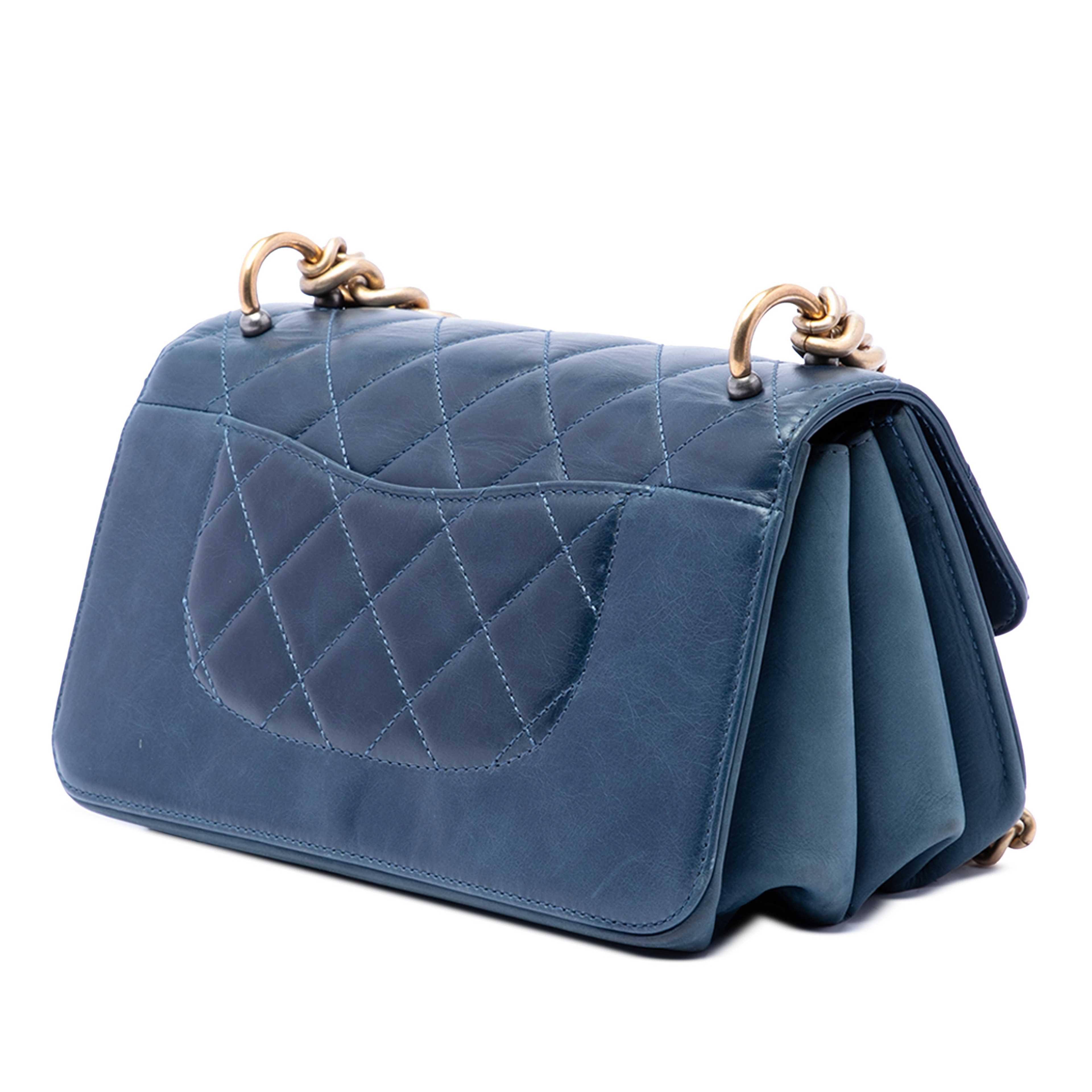 Chanel Small Quilted Calfskin Straight Lined Flap, från Luxclusif, i färgen blå. Klicka för att öppna bilden i stort format