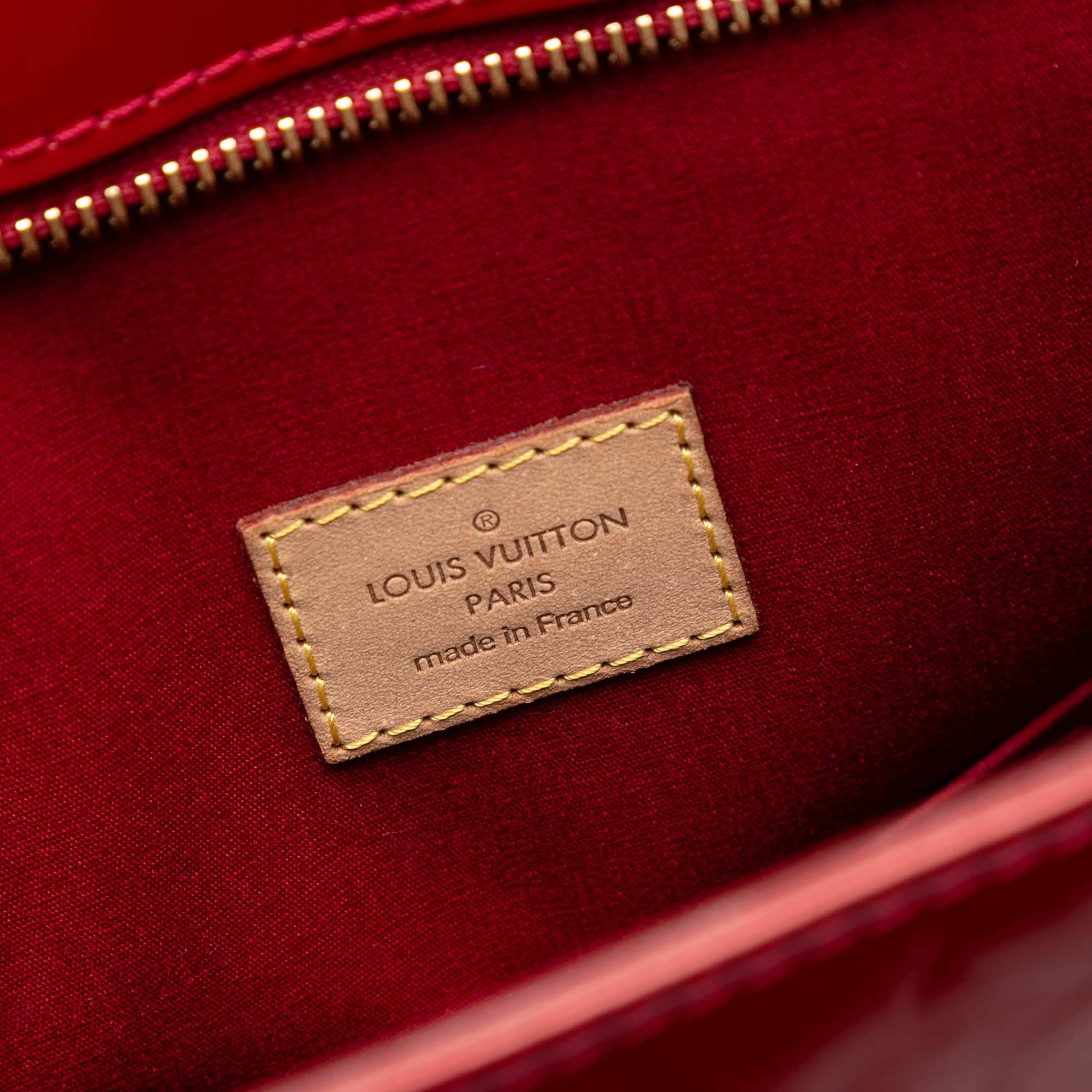 Louis Vuitton Monogram Vernis Brentwood, från Luxclusif, i färgen red. Klicka för att öppna bilden i stort format