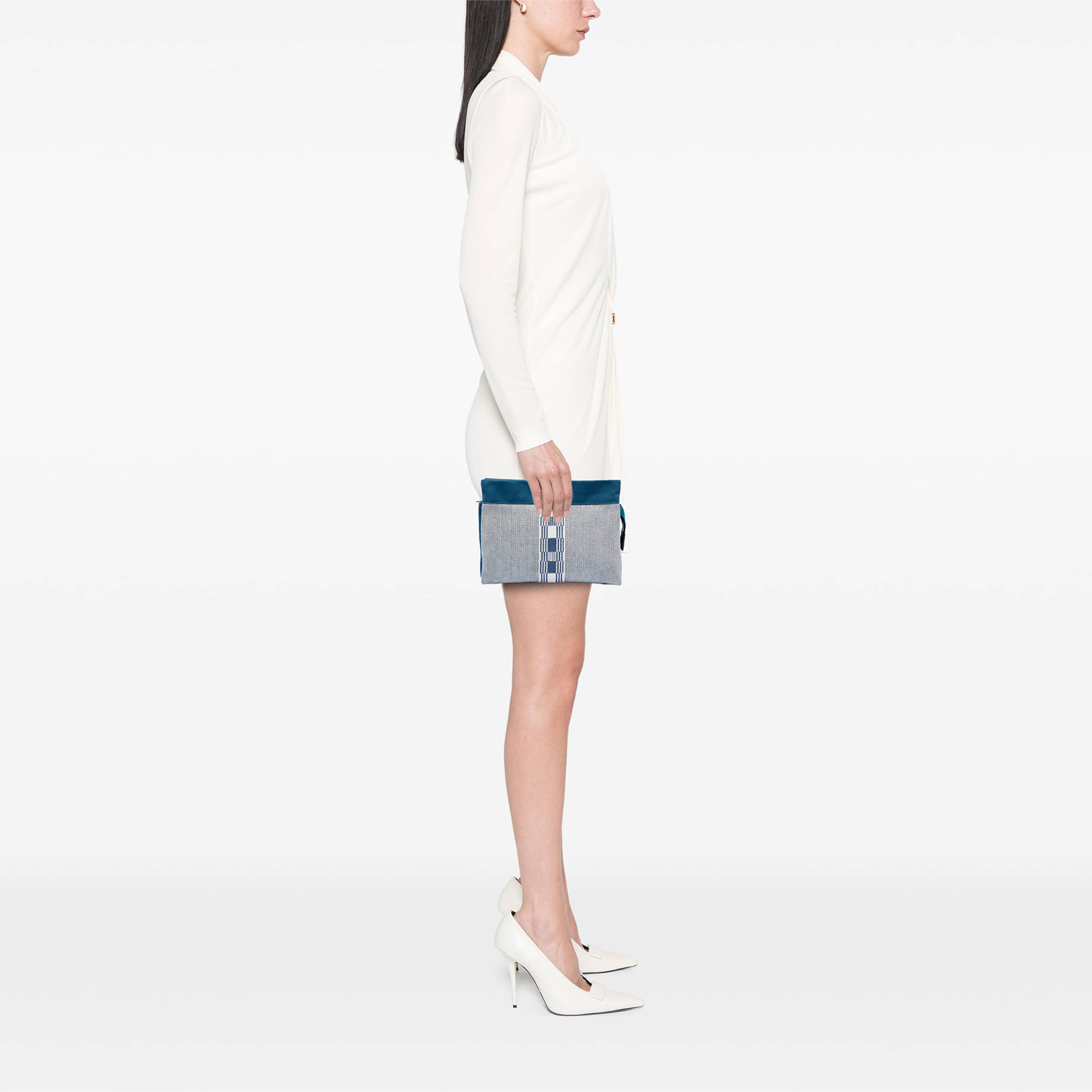 Hermès Toile Trousse De Voyage Jimetou Pm, från Luxclusif, i färgen light blue. Klicka för att öppna bilden i stort format