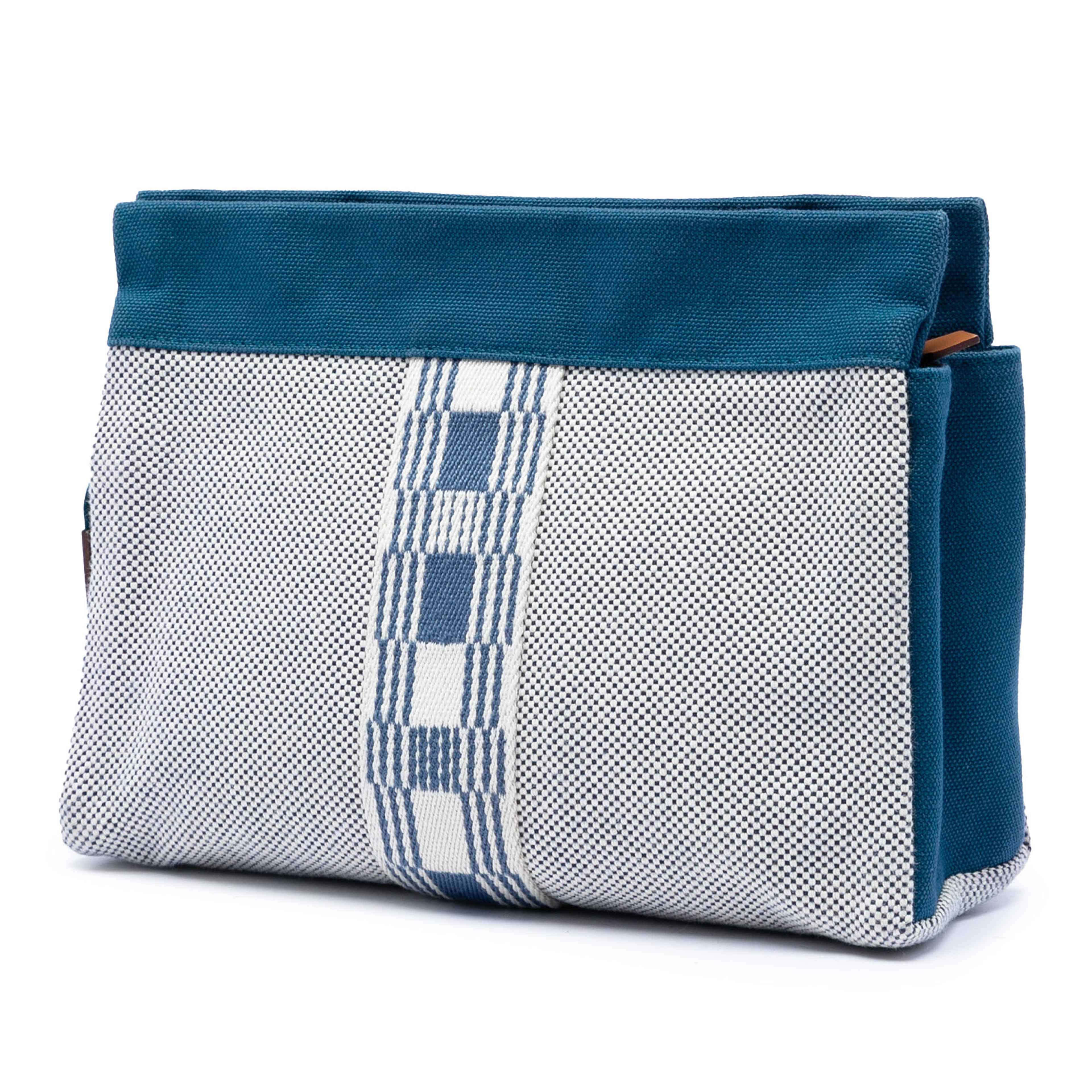 Hermès Toile Trousse De Voyage Jimetou Pm, från Luxclusif, i färgen light blue. Klicka för att öppna bilden i stort format