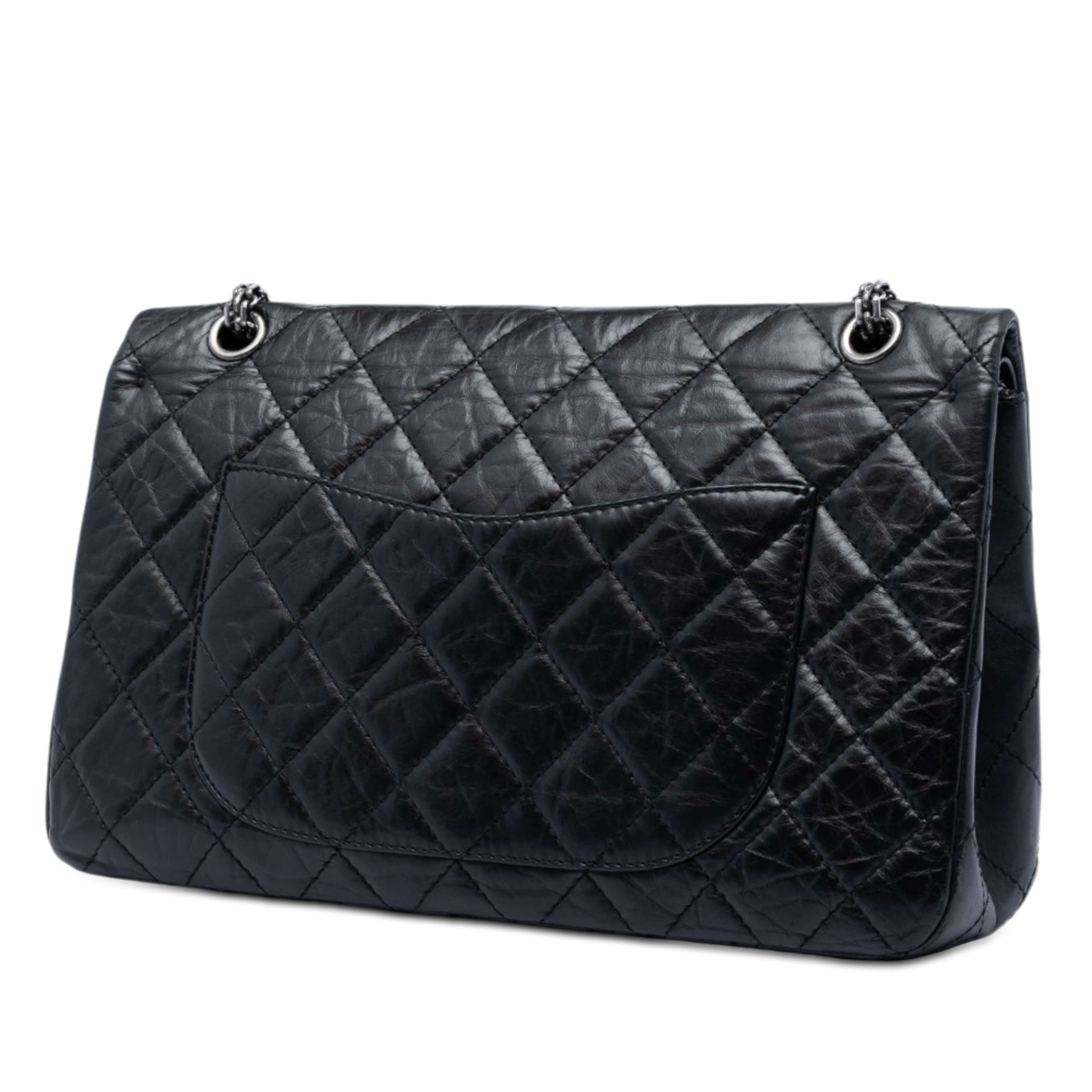Chanel Quilted Aged Calfskin Reissue 2.55 Double Flap 227, från Luxclusif, i färgen svart. Klicka för att öppna bilden i stort format