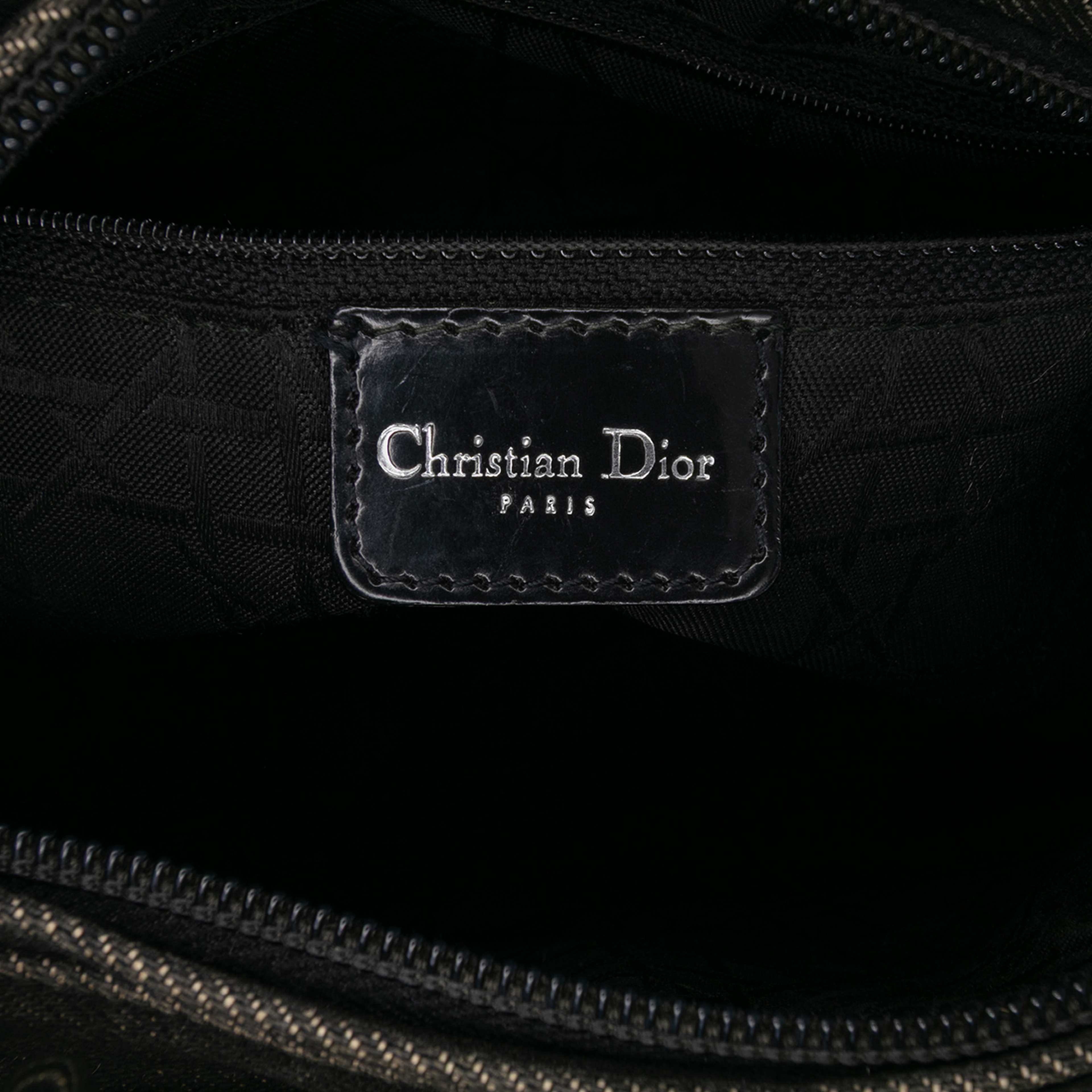 Dior Medium Denim Cannage Lady Dior, från Luxclusif, i färgen black. Klicka för att öppna bilden i stort format