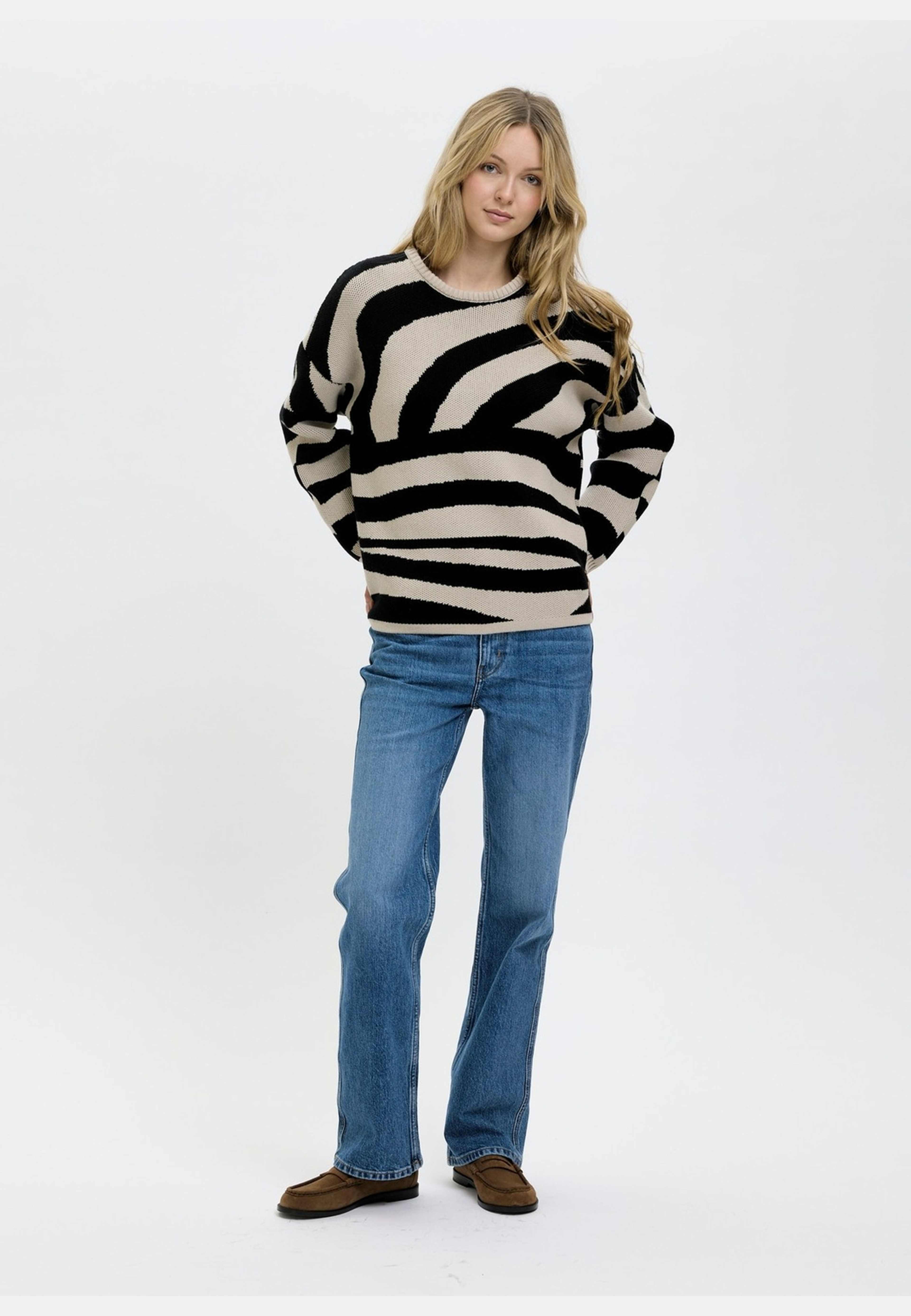 Windy Wave Tröja Svart, från emmamalena, i färgen svart. Klicka för att öppna bilden i stort format