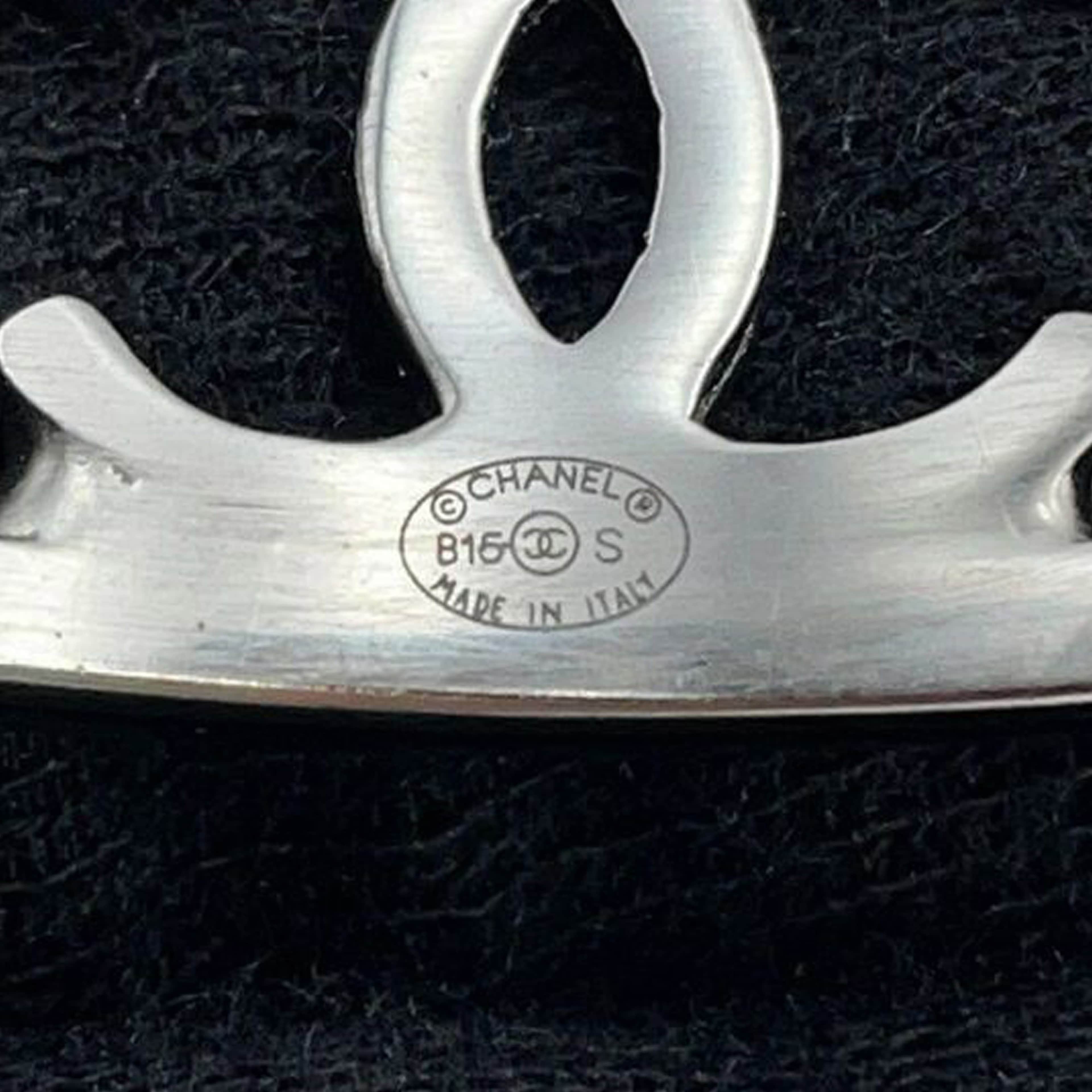 Chanel Silver Plated Cutout Logo Cuff Bracelet, från Luxclusif, i färgen silver. Klicka för att öppna bilden i stort format