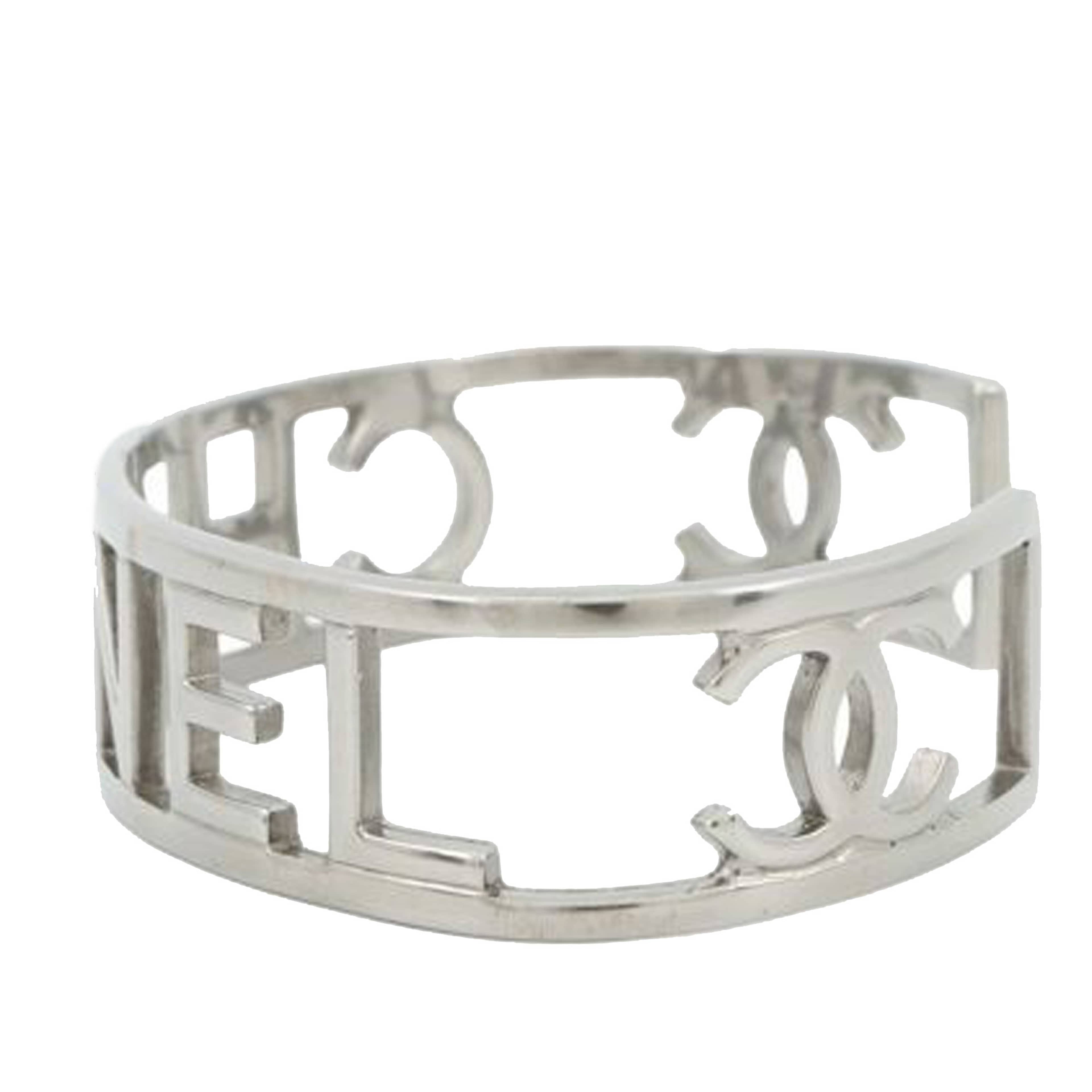 Chanel Silver Plated Cutout Logo Cuff Bracelet, från Luxclusif, i färgen silver. Klicka för att öppna bilden i stort format