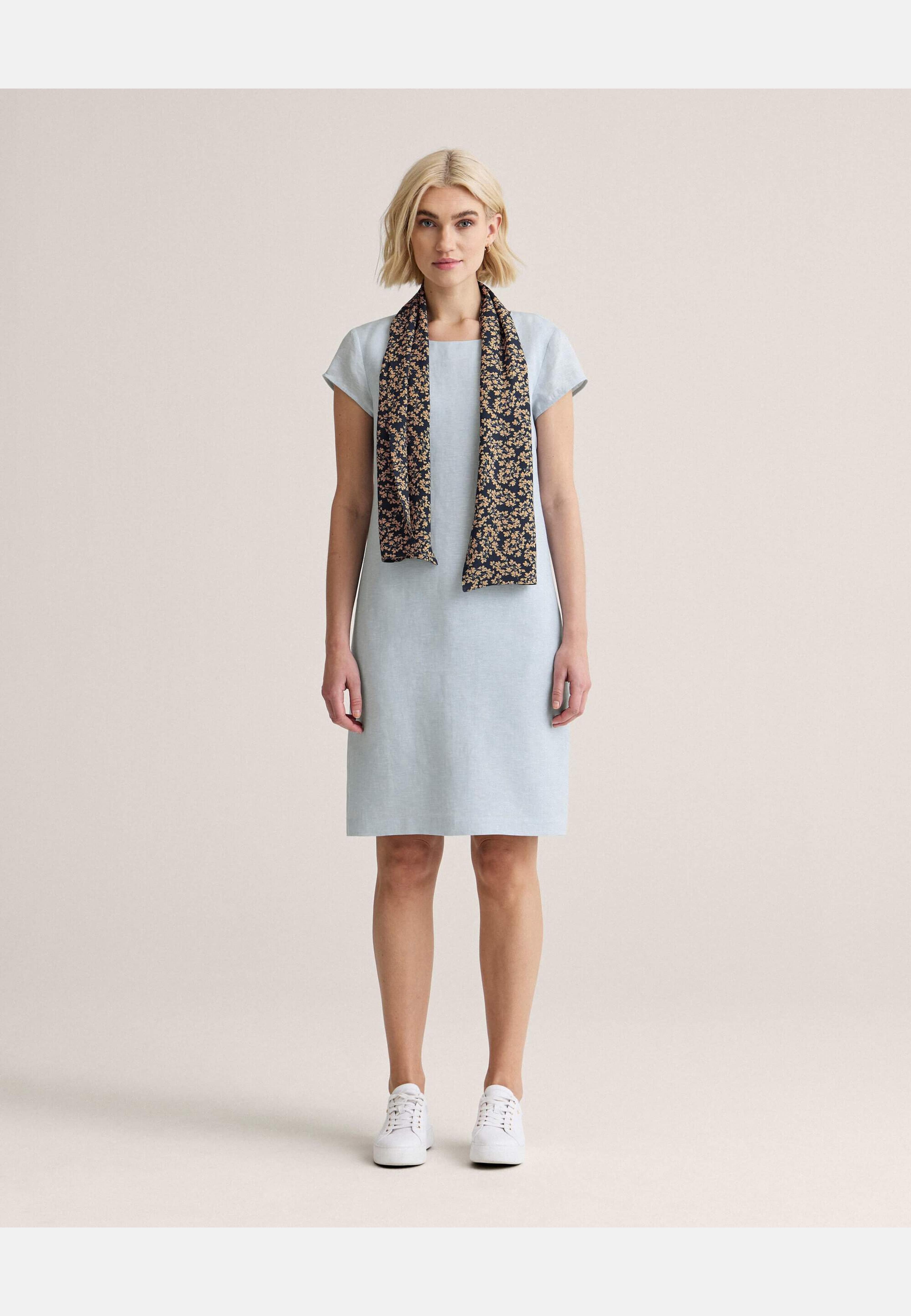 Linneklänning Klara, från Newhouse, i färgen ljusblå. Klicka för att öppna bilden i stort format