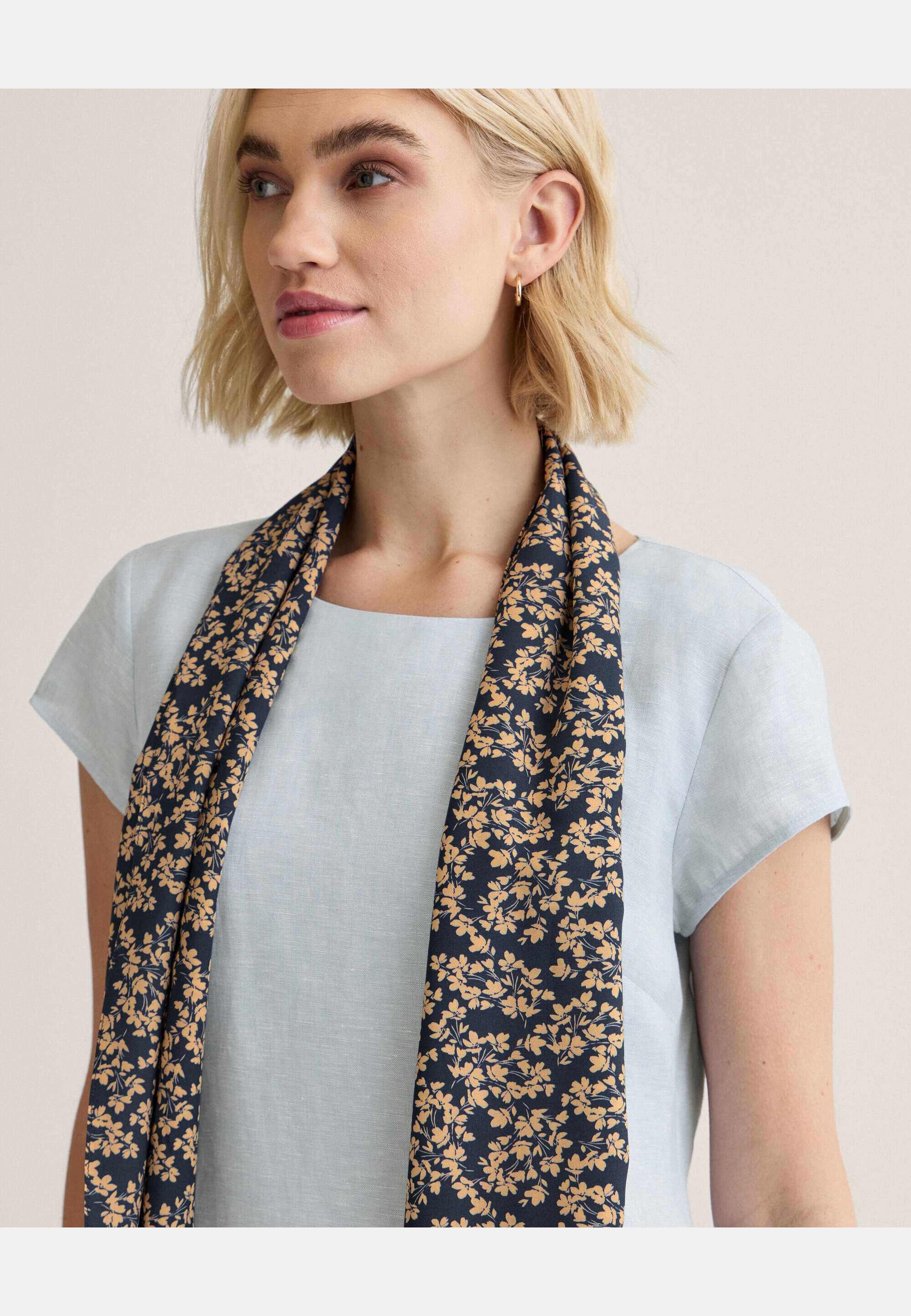 Linneklänning Klara, från Newhouse, i färgen ljusblå. Klicka för att öppna bilden i stort format