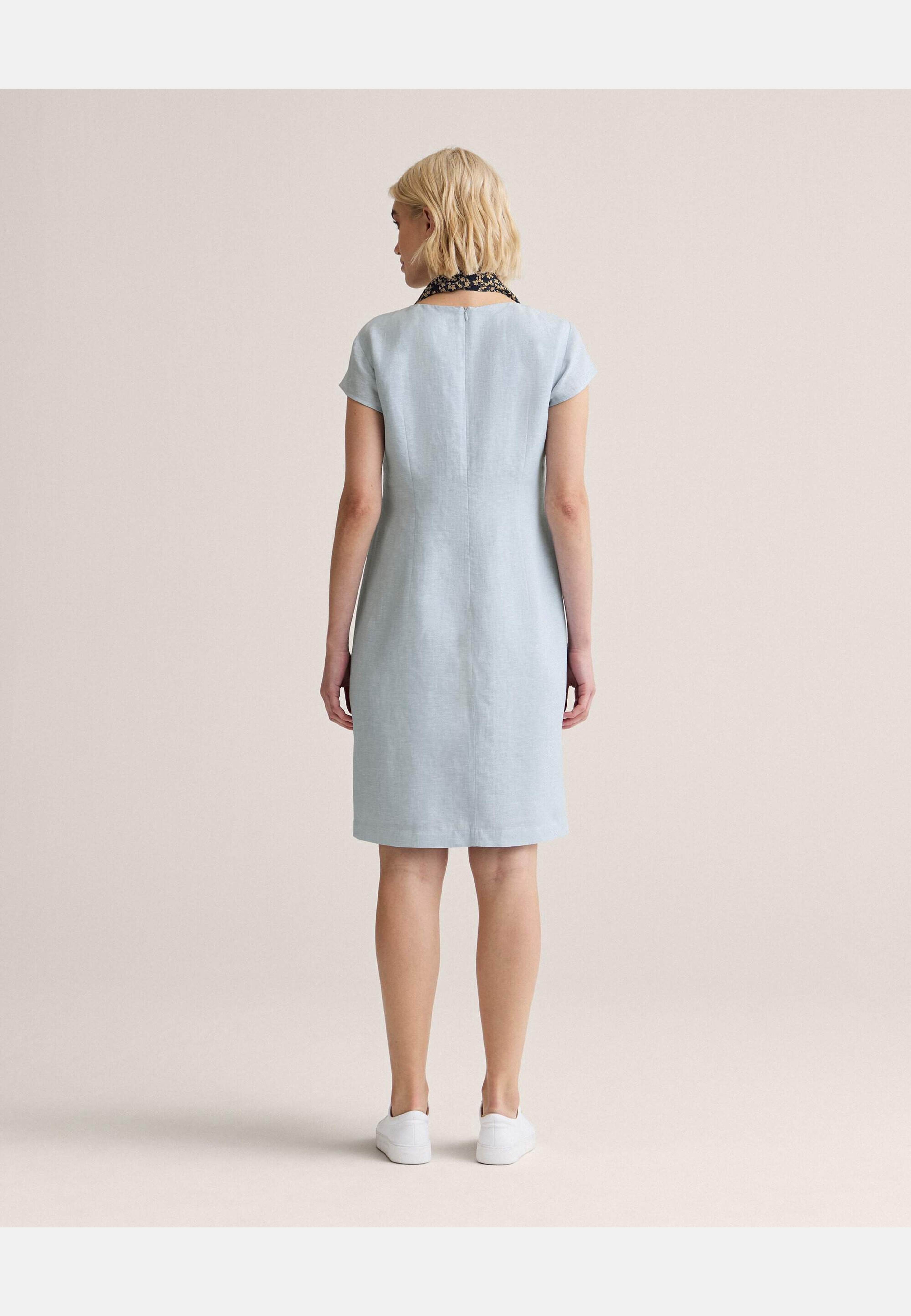 Linneklänning Klara, från Newhouse, i färgen ljusblå. Klicka för att öppna bilden i stort format