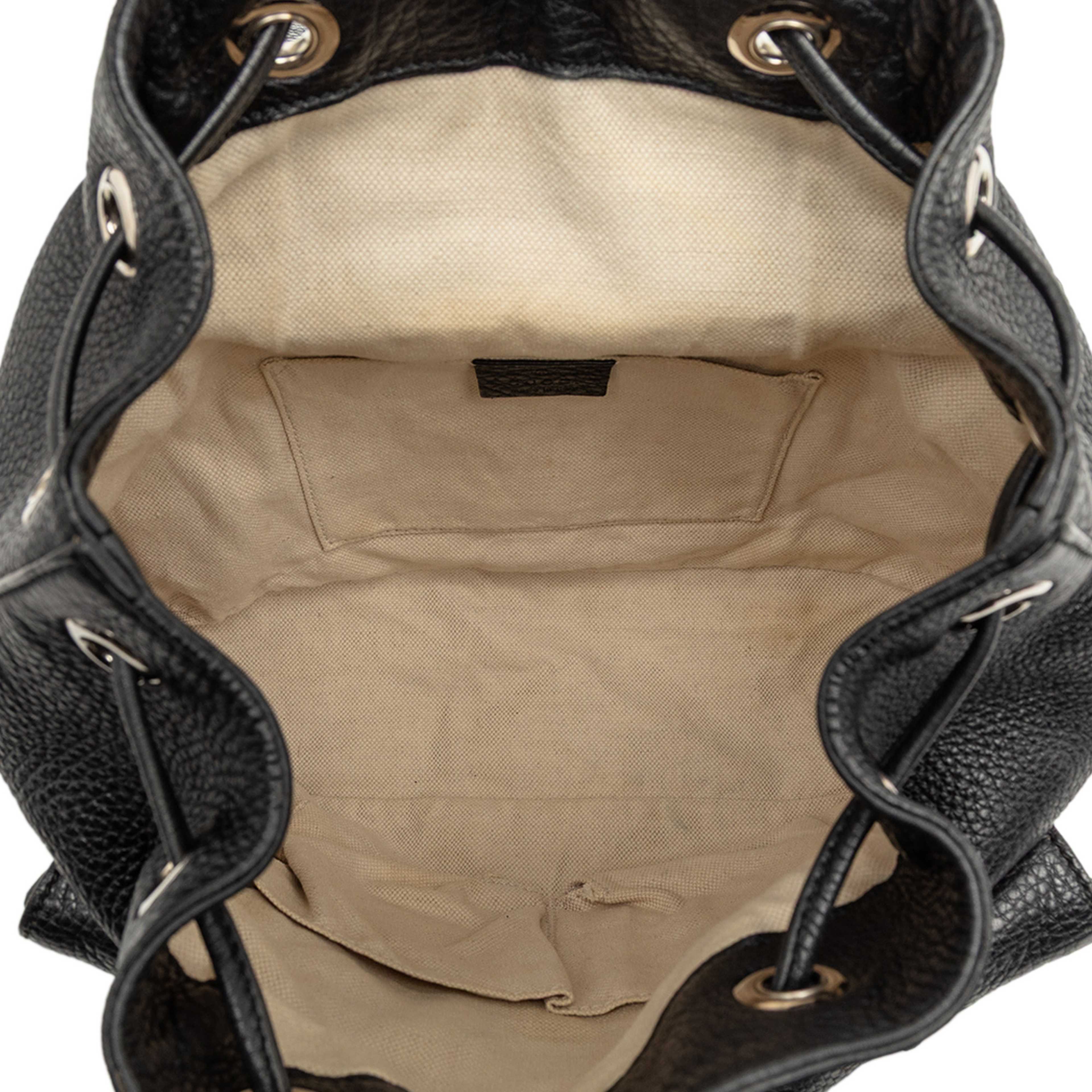 Gucci Leather Bamboo Tassel Backpack, från Luxclusif, i färgen black. Klicka för att öppna bilden i stort format