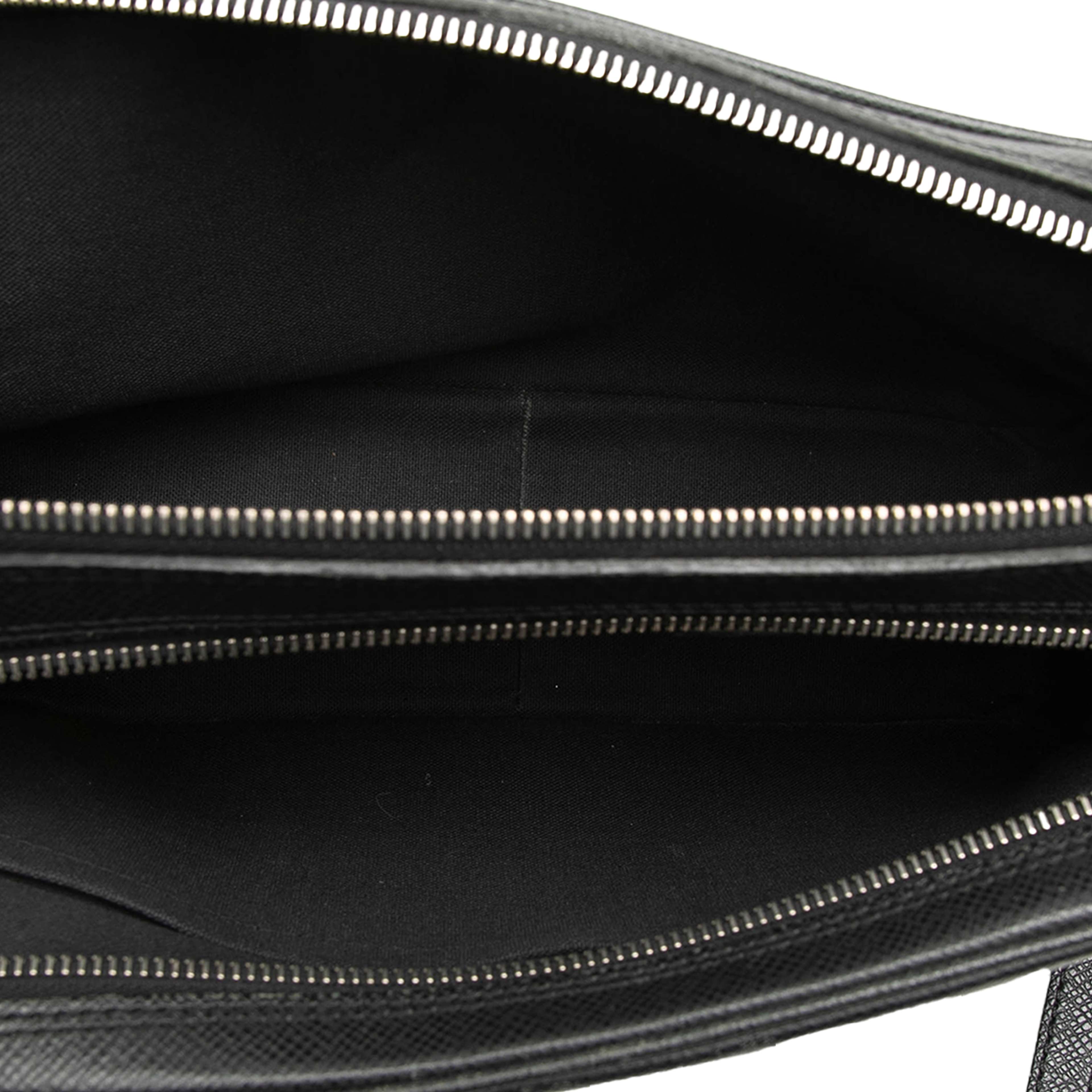 Louis Vuitton Taiga Neo Pavel, från Luxclusif, i färgen black. Klicka för att öppna bilden i stort format
