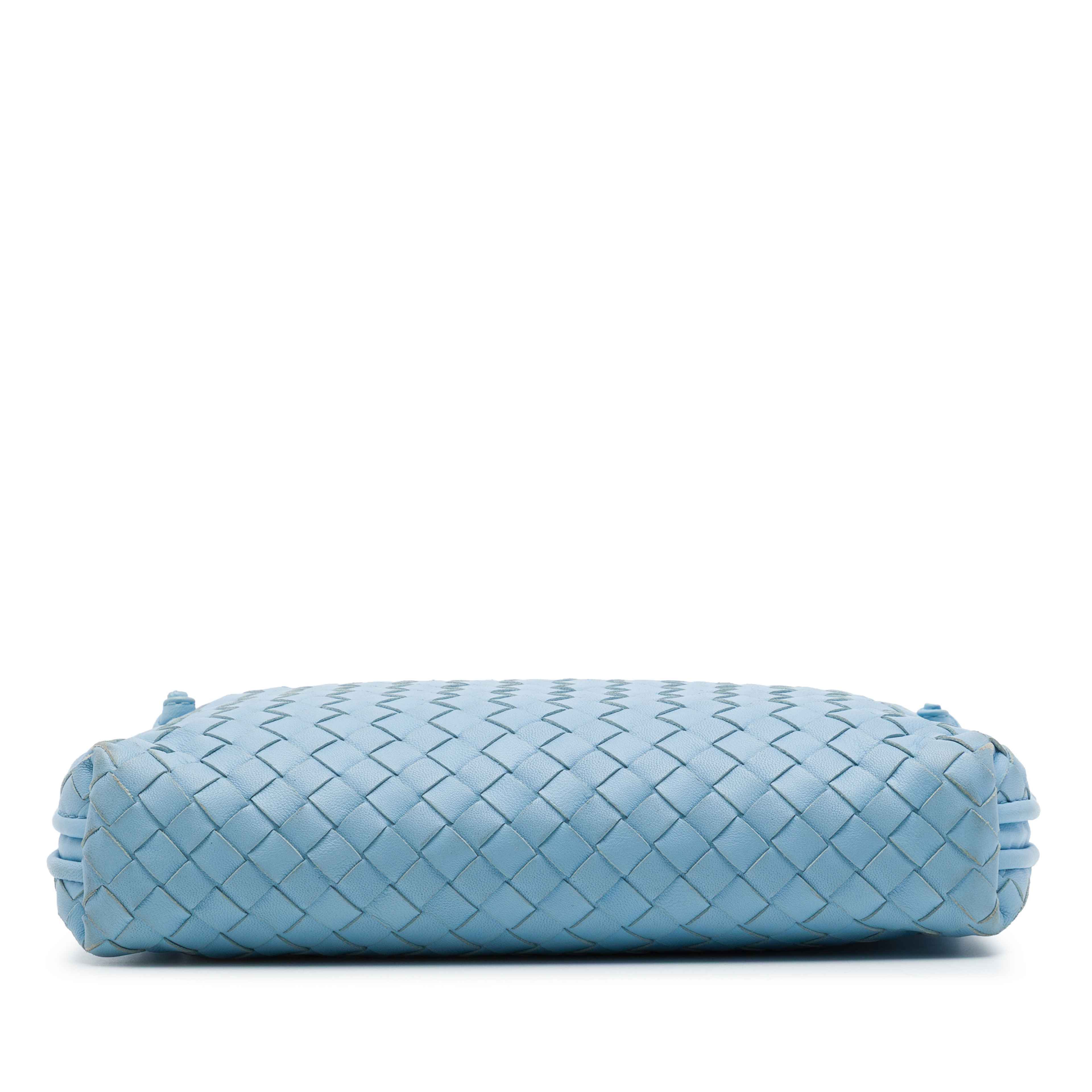 Bottega Veneta Nappa Intrecciato Nodini Crossbody, från Luxclusif, i färgen blå. Klicka för att öppna bilden i stort format