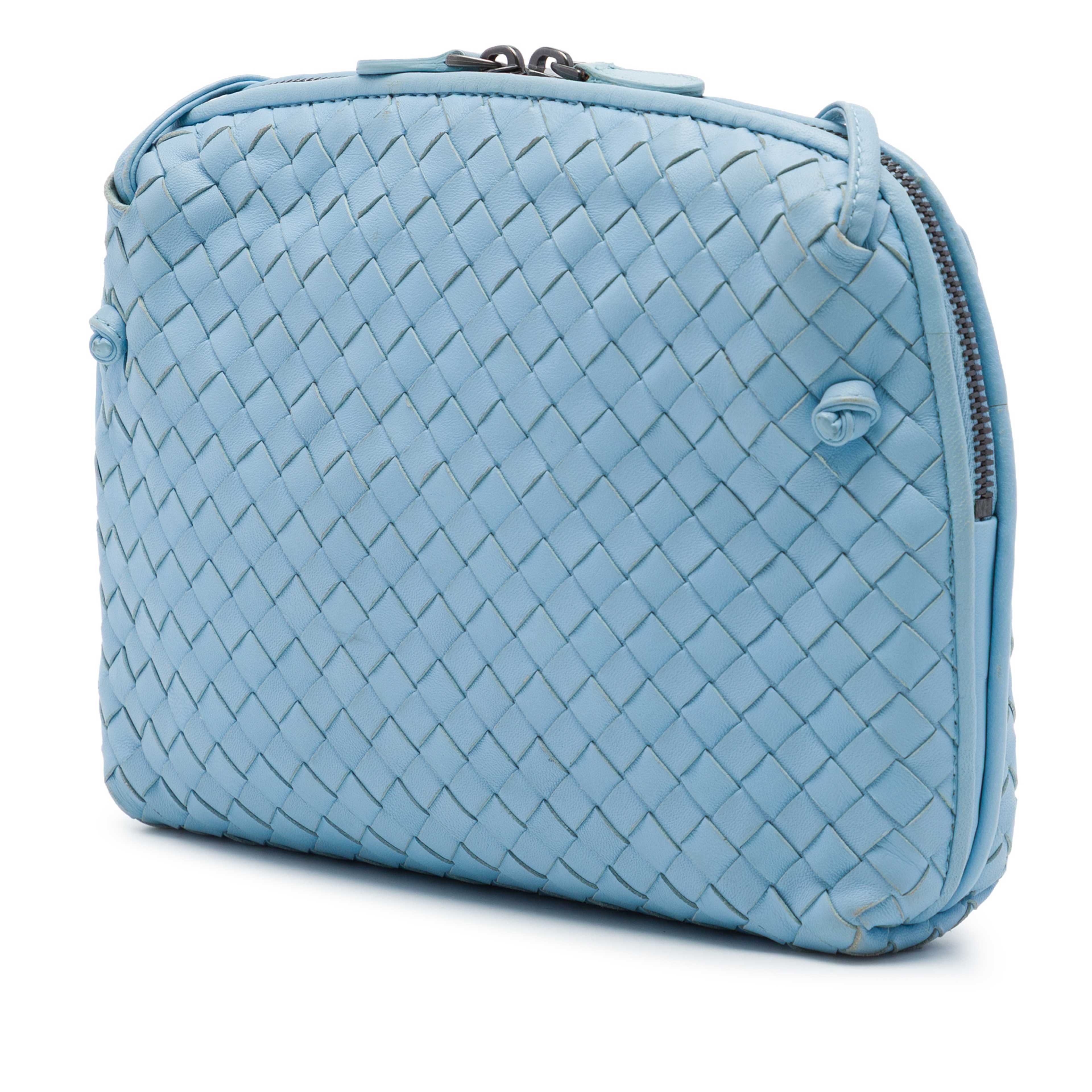Bottega Veneta Nappa Intrecciato Nodini Crossbody, från Luxclusif, i färgen blå. Klicka för att öppna bilden i stort format
