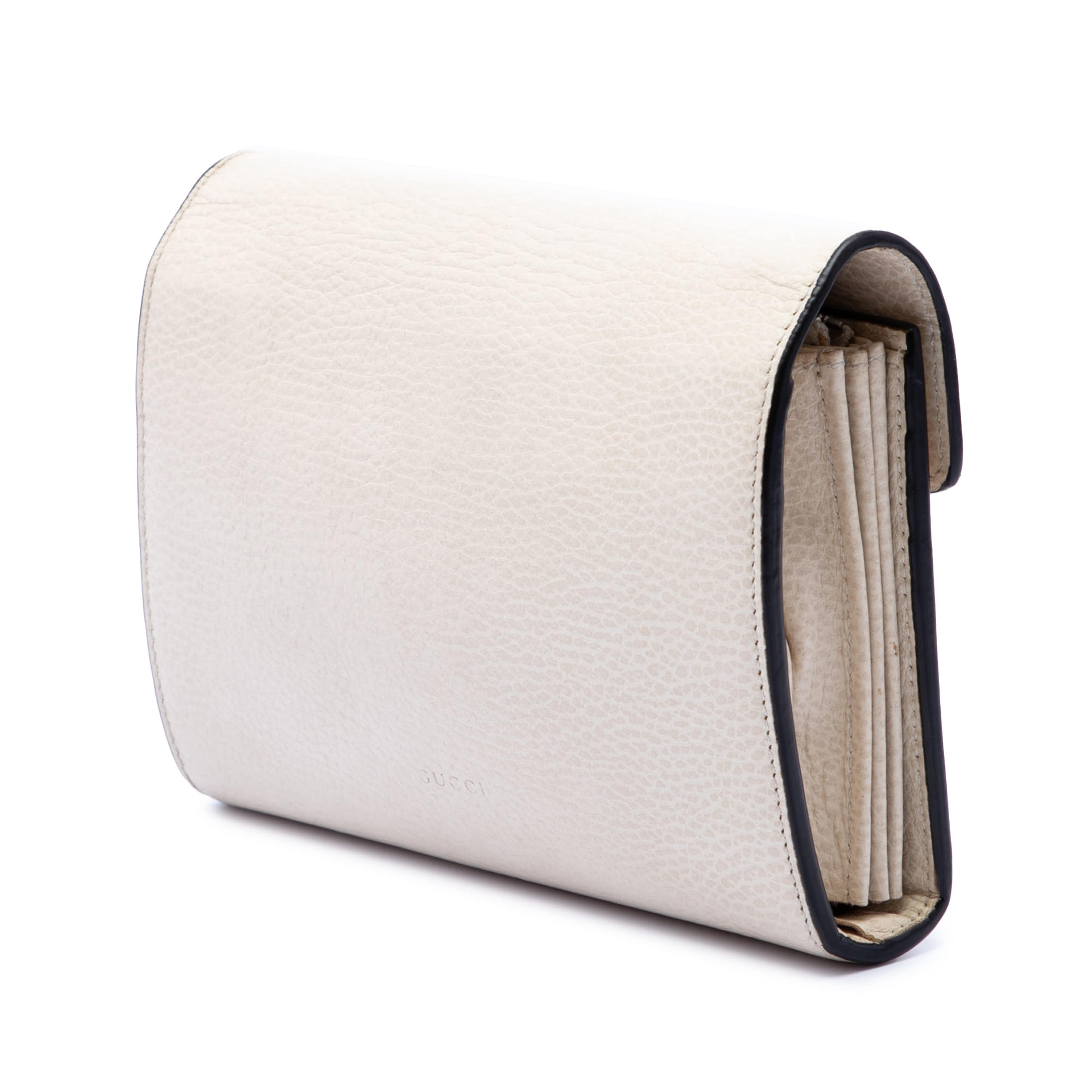 Gucci Calfskin Dionysus Wallet On Chain, från Luxclusif, i färgen white. Klicka för att öppna bilden i stort format