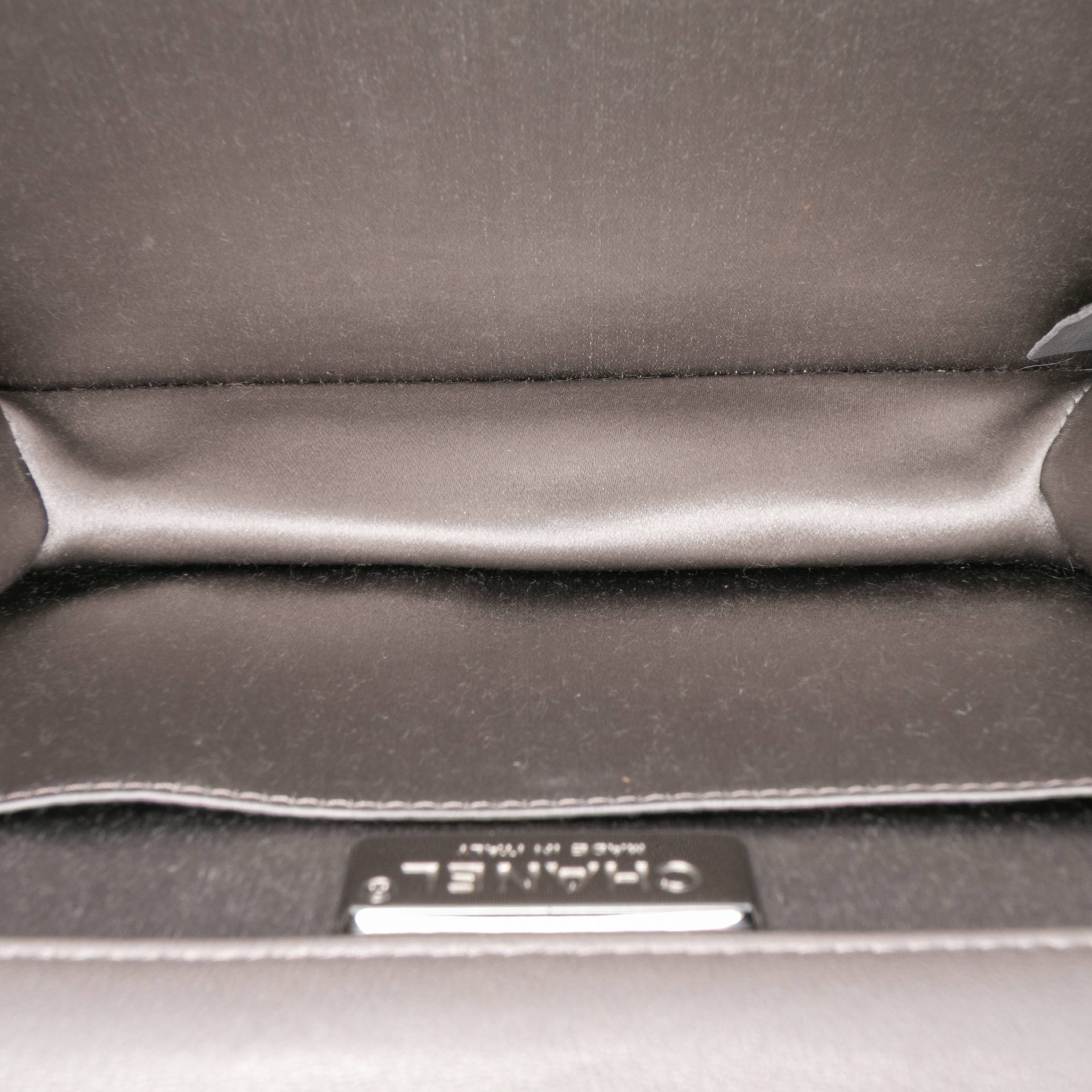 Chanel Small Lambskin Chocolate Bar Cc Piercing Studded Chain Flap, från Luxclusif, i färgen gray. Klicka för att öppna bilden i stort format