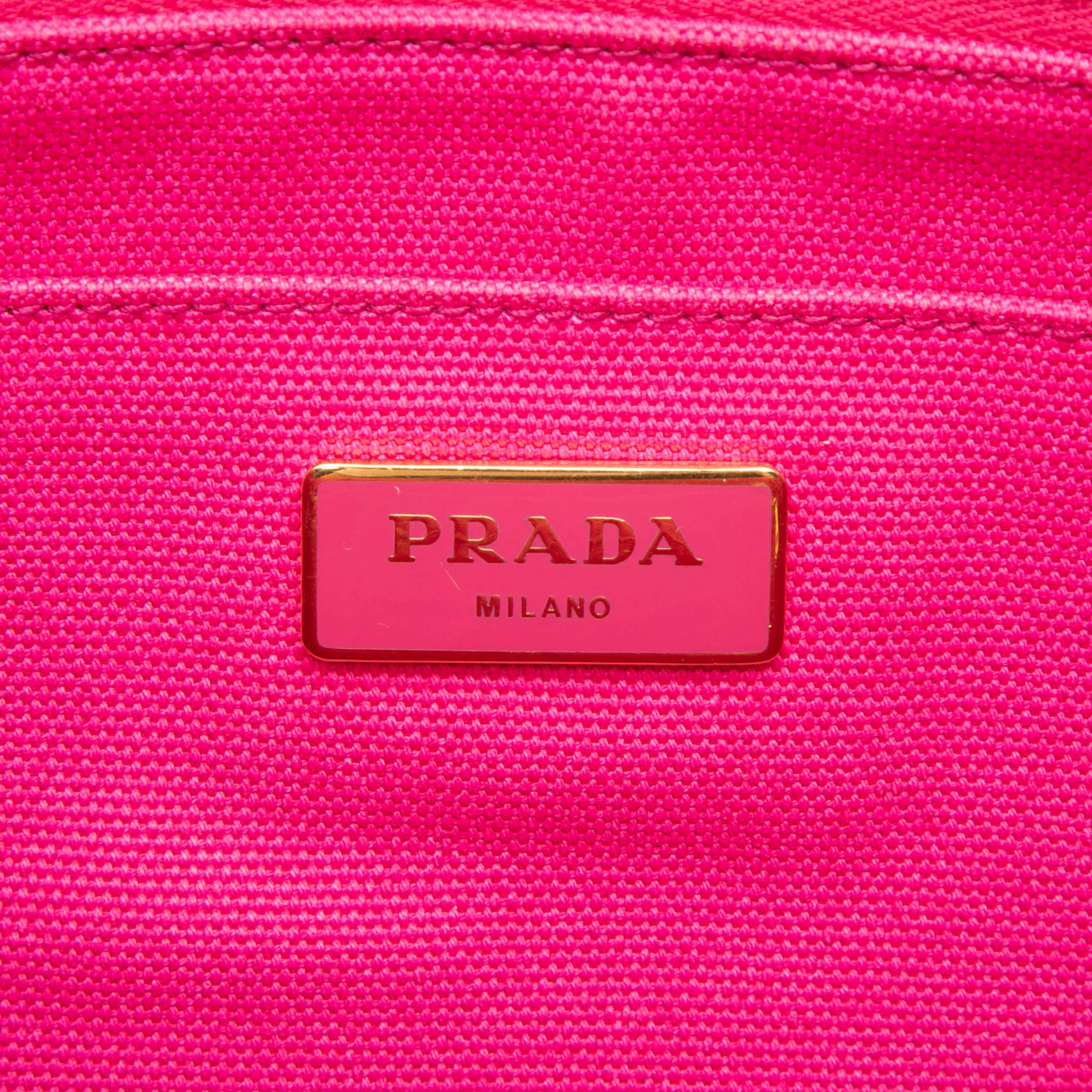 Prada Canvas Canapa Logo Tote, från Luxclusif, i färgen rosa. Klicka för att öppna bilden i stort format