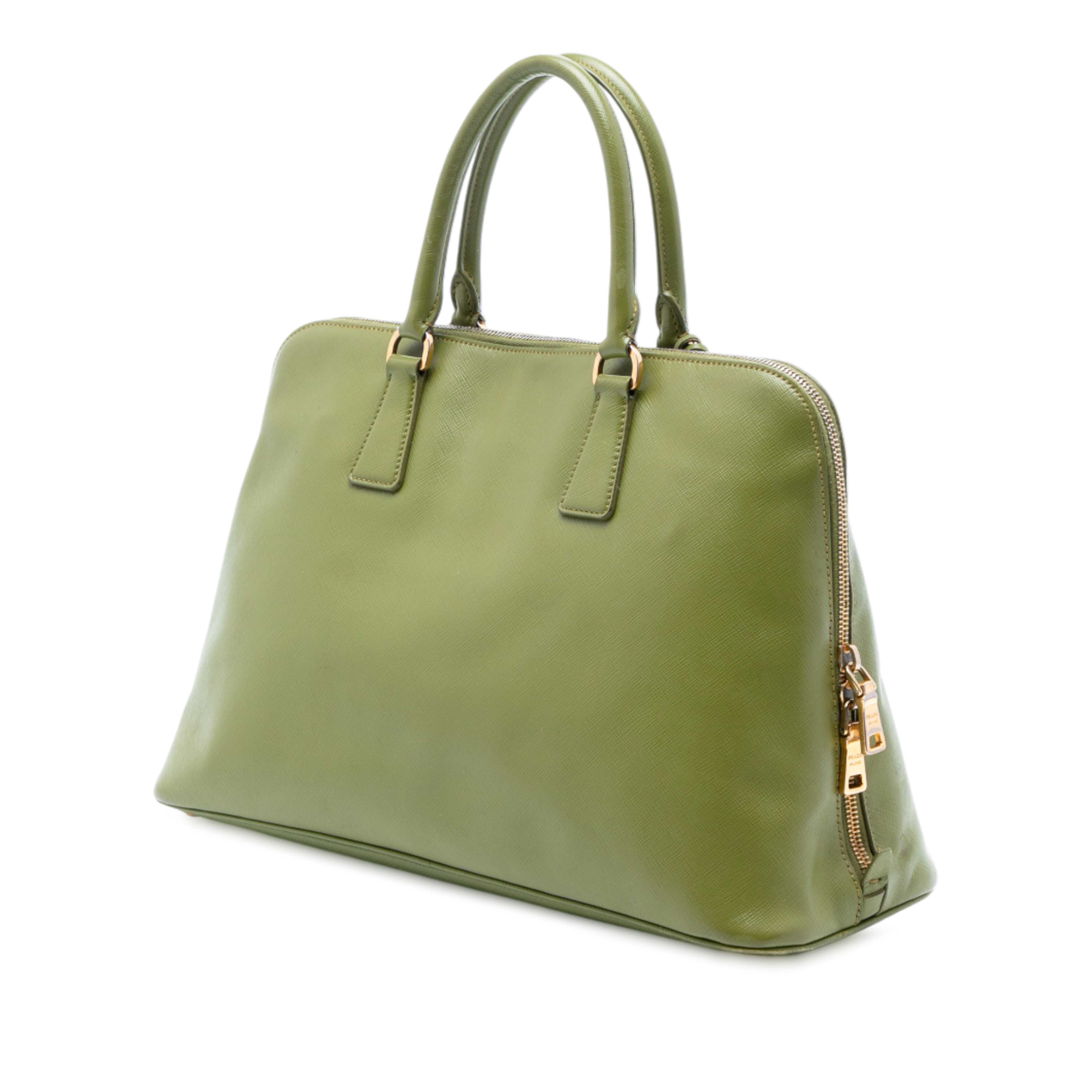 Prada Large Saffiano Lux Promenade Satchel, från Luxclusif, i färgen olive green. Klicka för att öppna bilden i stort format