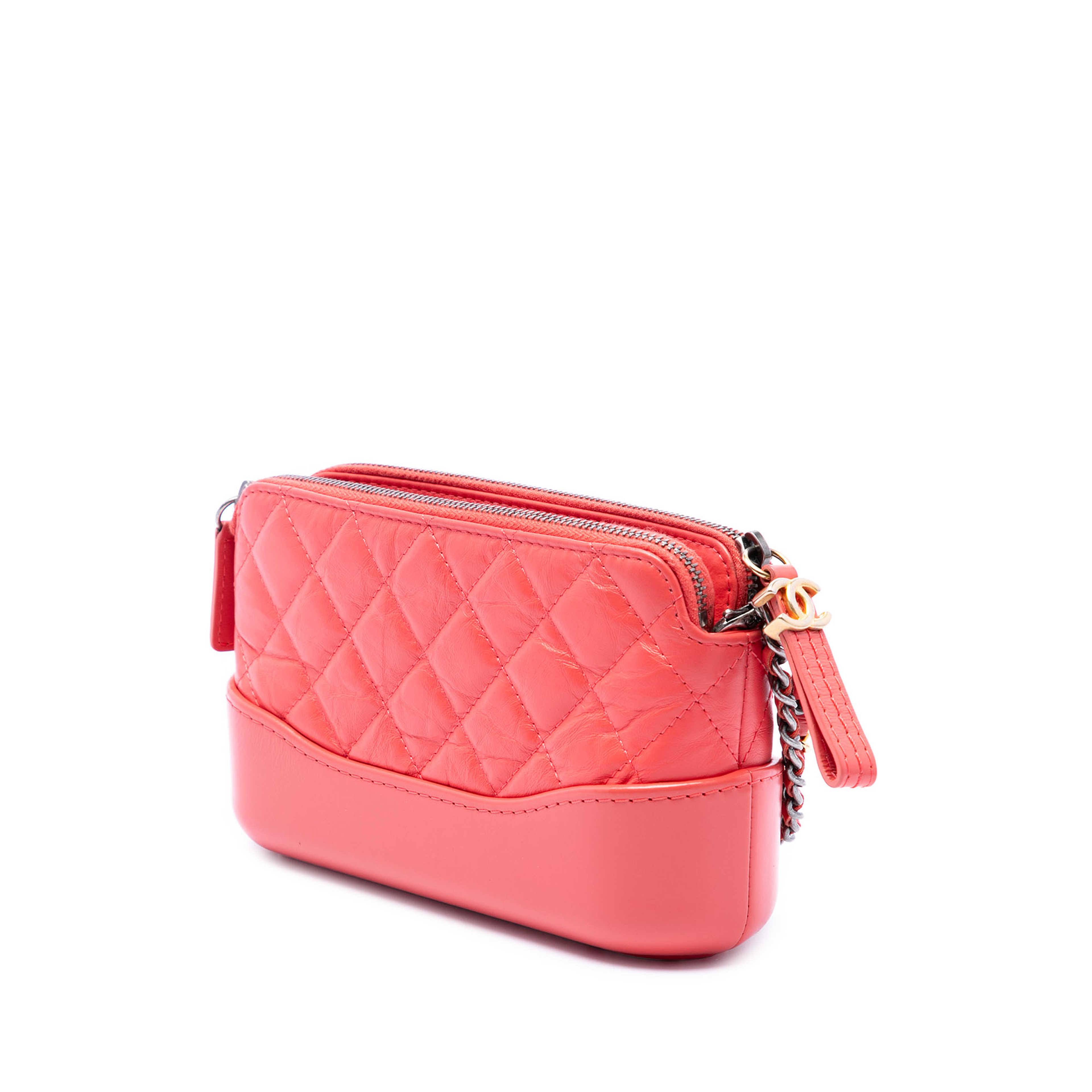 Chanel Quilted Aged Calfskin Gabrielle Double Zip Clutch With Chain, från Luxclusif, i färgen rosa. Klicka för att öppna bilden i stort format