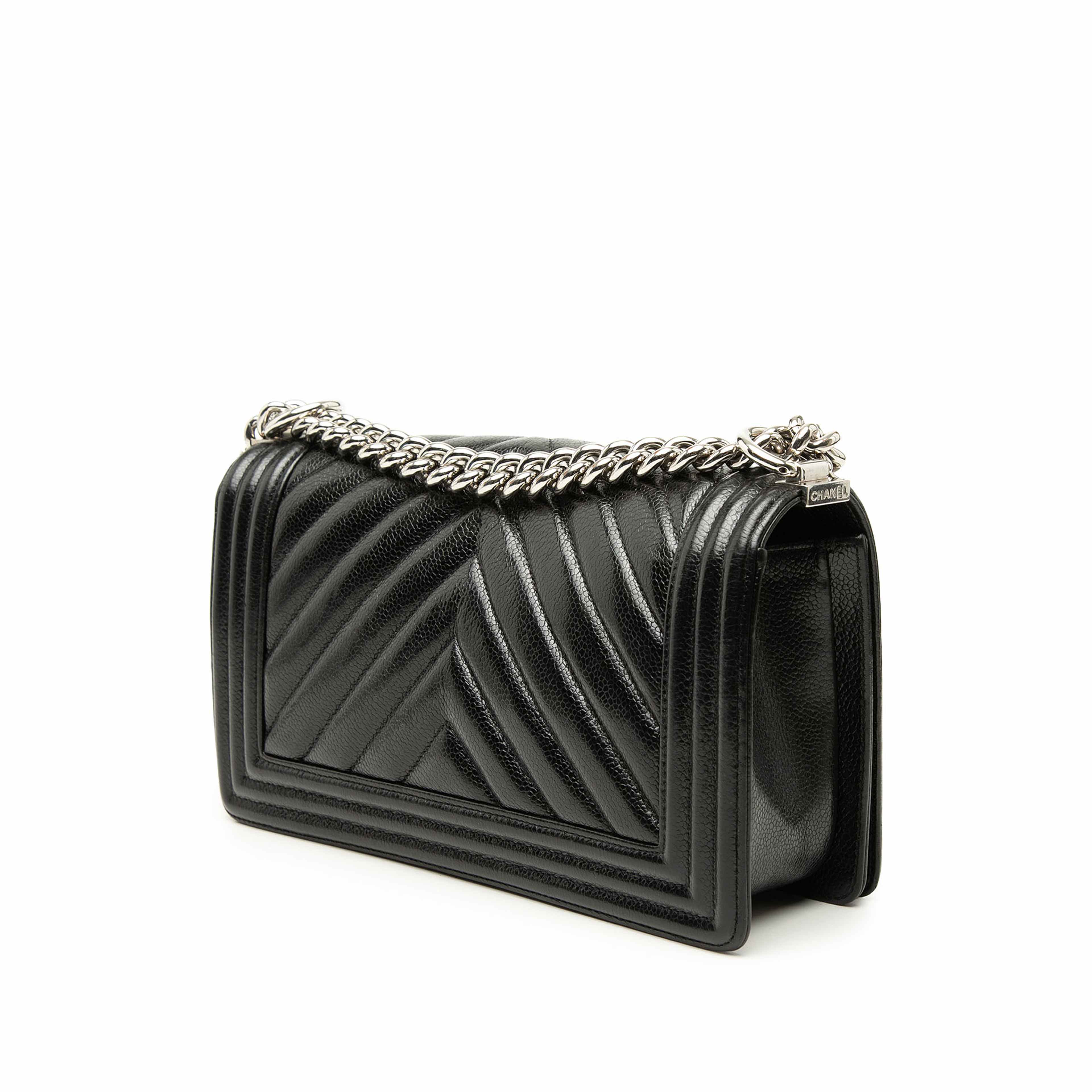Chanel Old Medium Chevron Caviar Boy Flap, från Luxclusif, i färgen black. Klicka för att öppna bilden i stort format