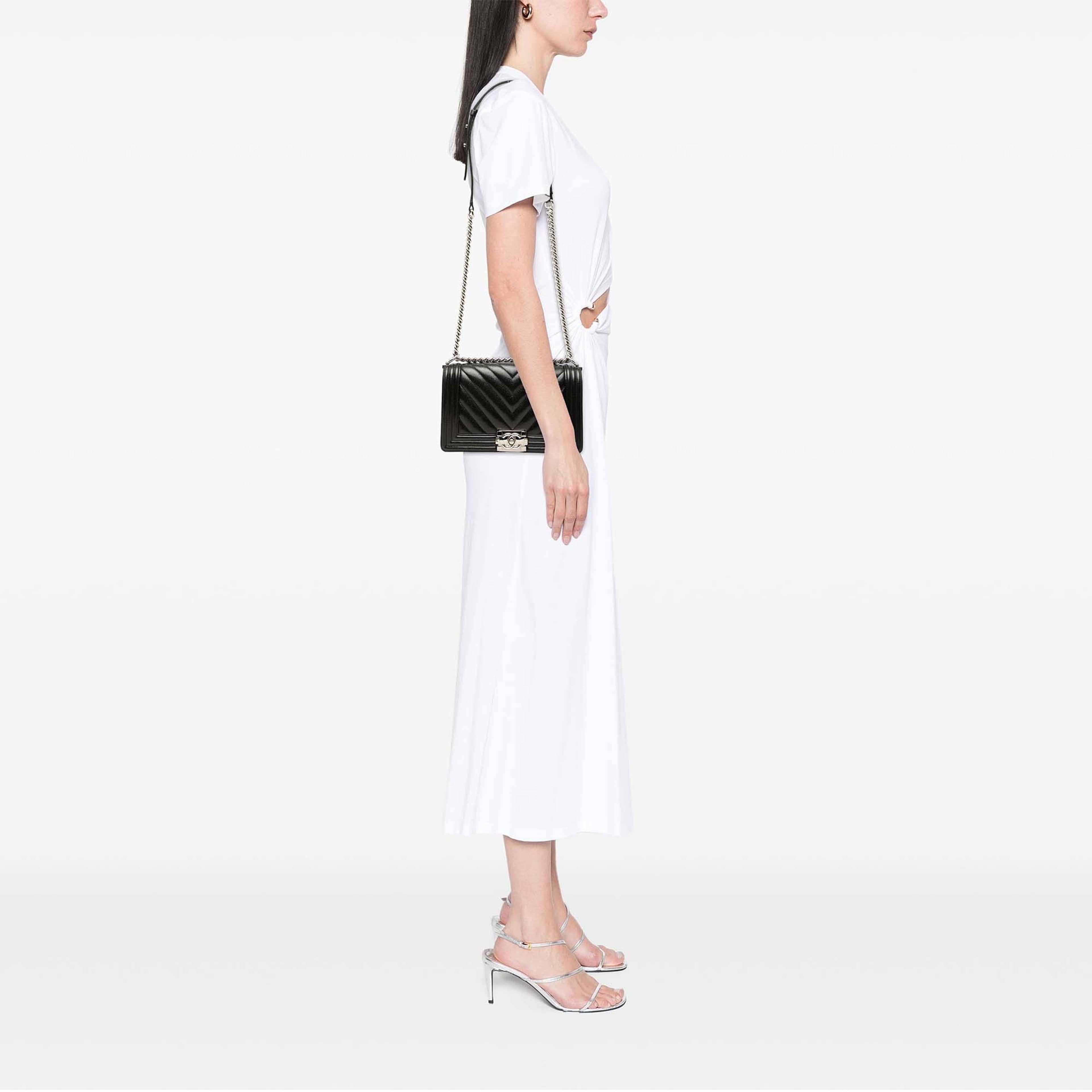 Chanel Old Medium Chevron Caviar Boy Flap, från Luxclusif, i färgen svart. Klicka för att öppna bilden i stort format