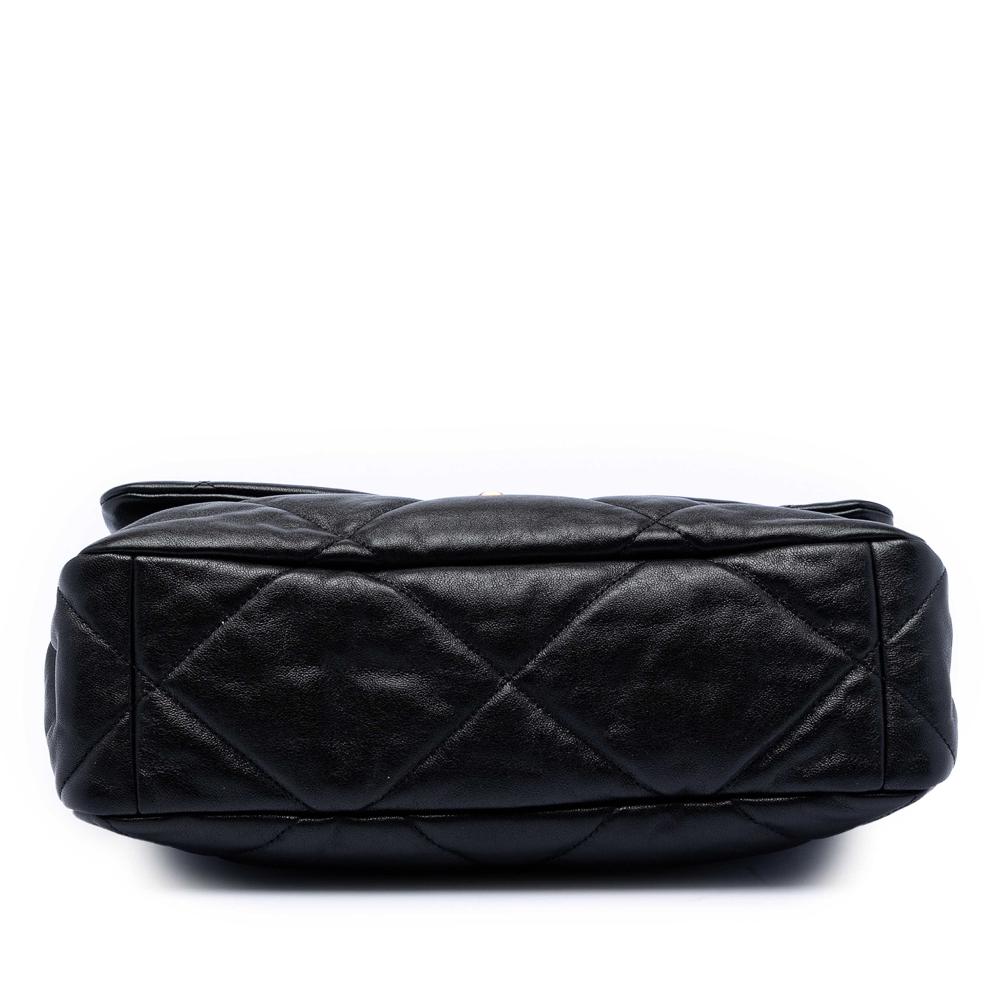 Chanel Large Lambskin 19 Flap, från Luxclusif, i färgen black. Klicka för att öppna bilden i stort format