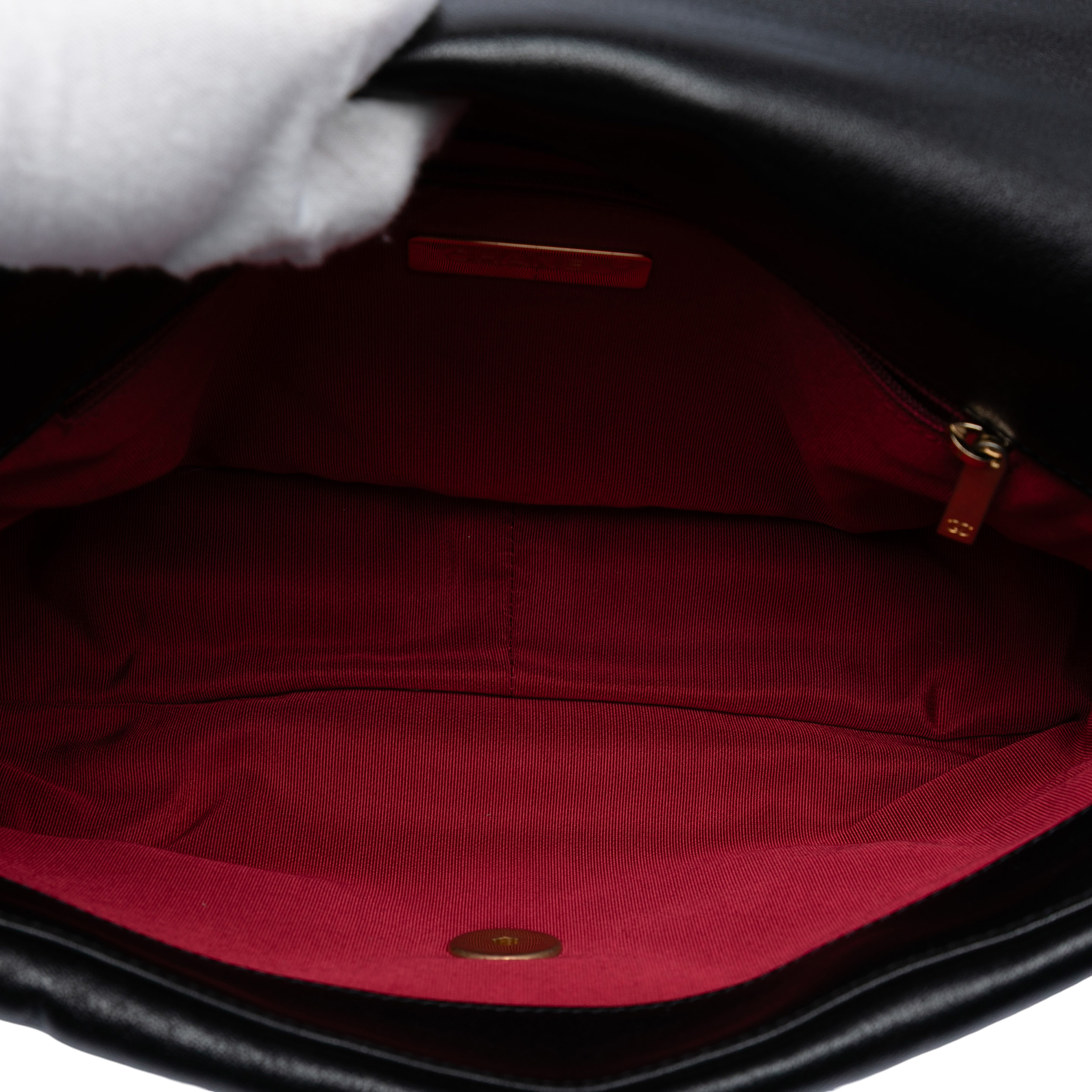 Chanel Large Lambskin 19 Flap, från Luxclusif, i färgen black. Klicka för att öppna bilden i stort format