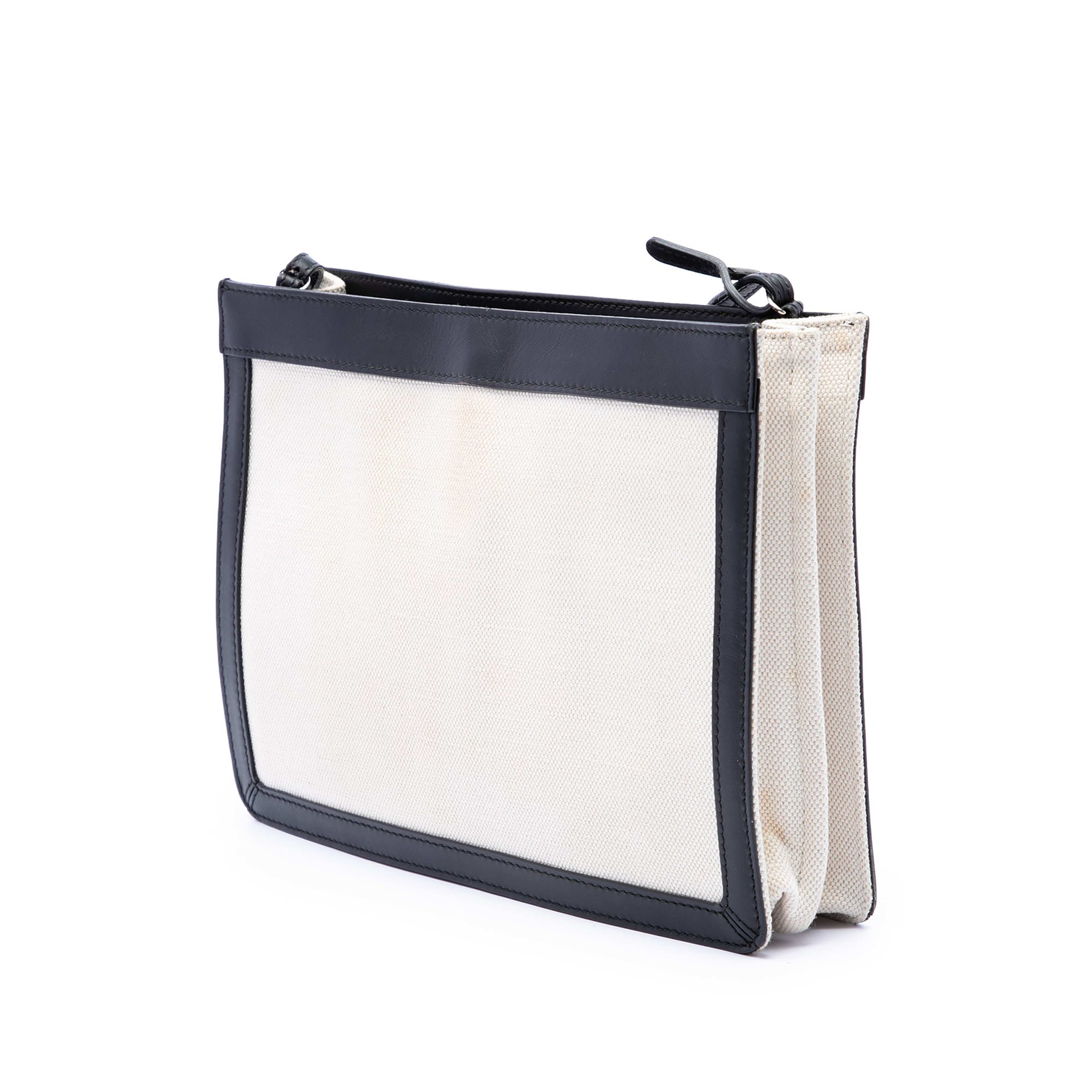 Balenciaga Canvas Navy Pochette M Crossbody, från Luxclusif, i färgen svart. Klicka för att öppna bilden i stort format