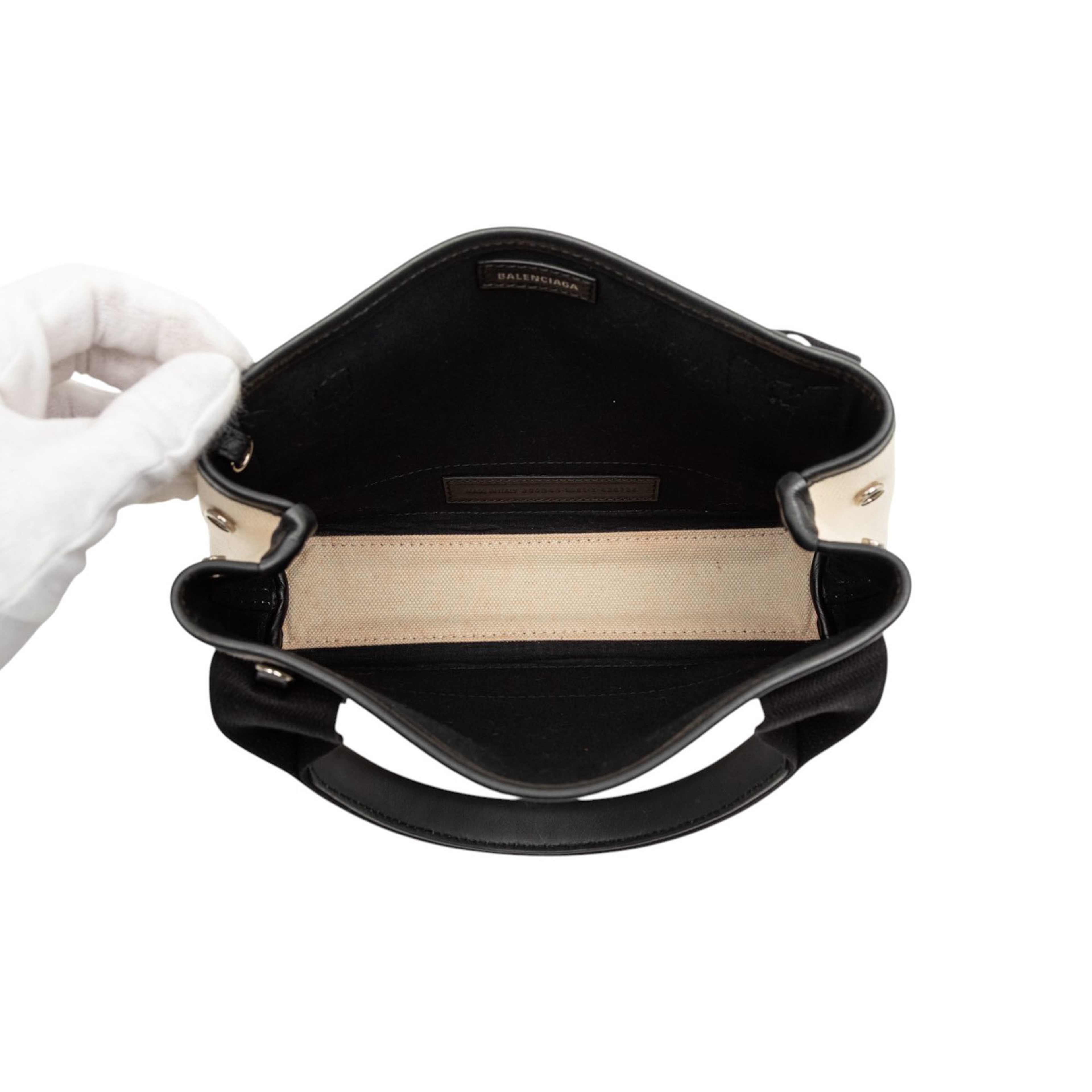 Balenciaga Canvas Navy Cabas Xs, från Luxclusif, i färgen white. Klicka för att öppna bilden i stort format