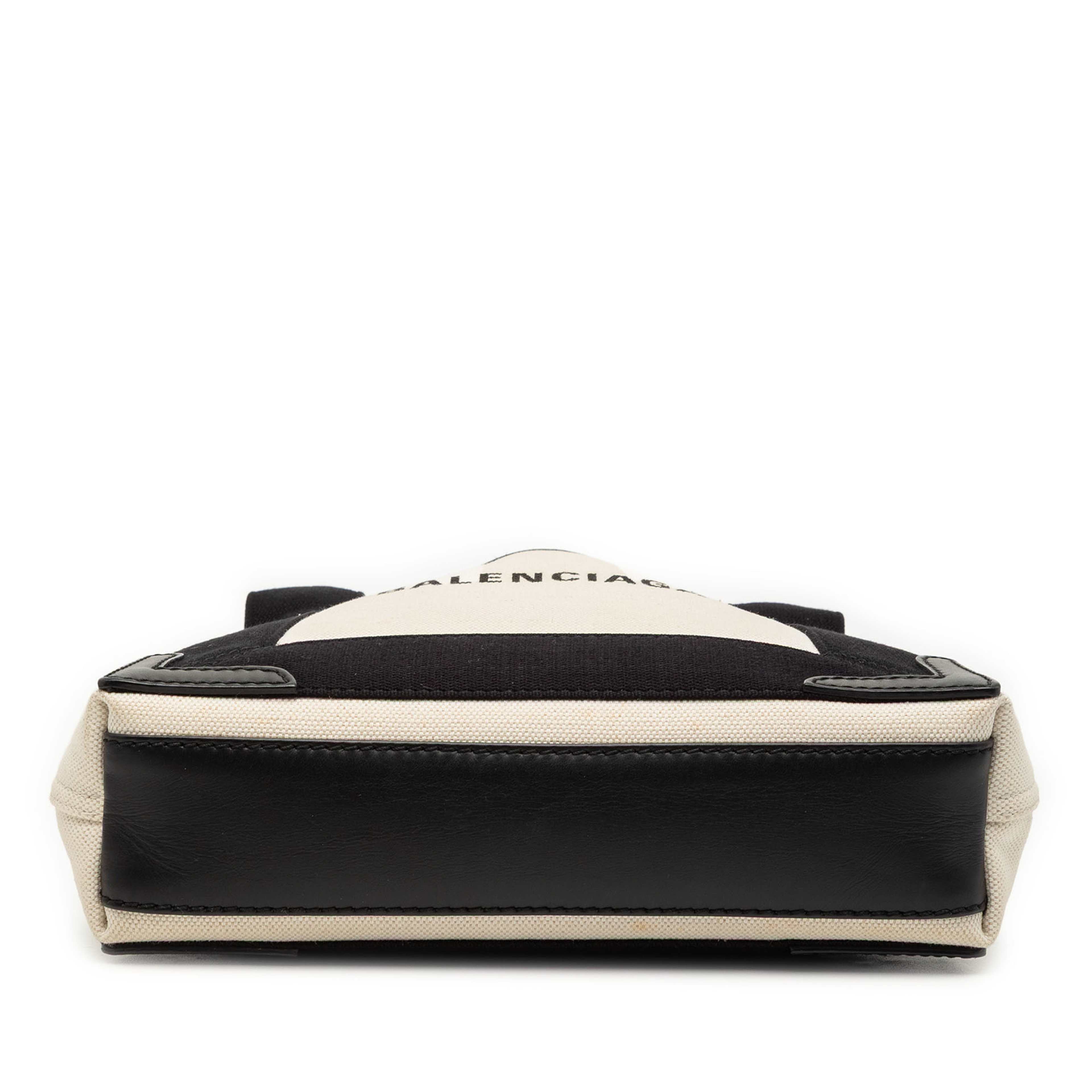 Balenciaga Canvas Navy Cabas Xs, från Luxclusif, i färgen white. Klicka för att öppna bilden i stort format