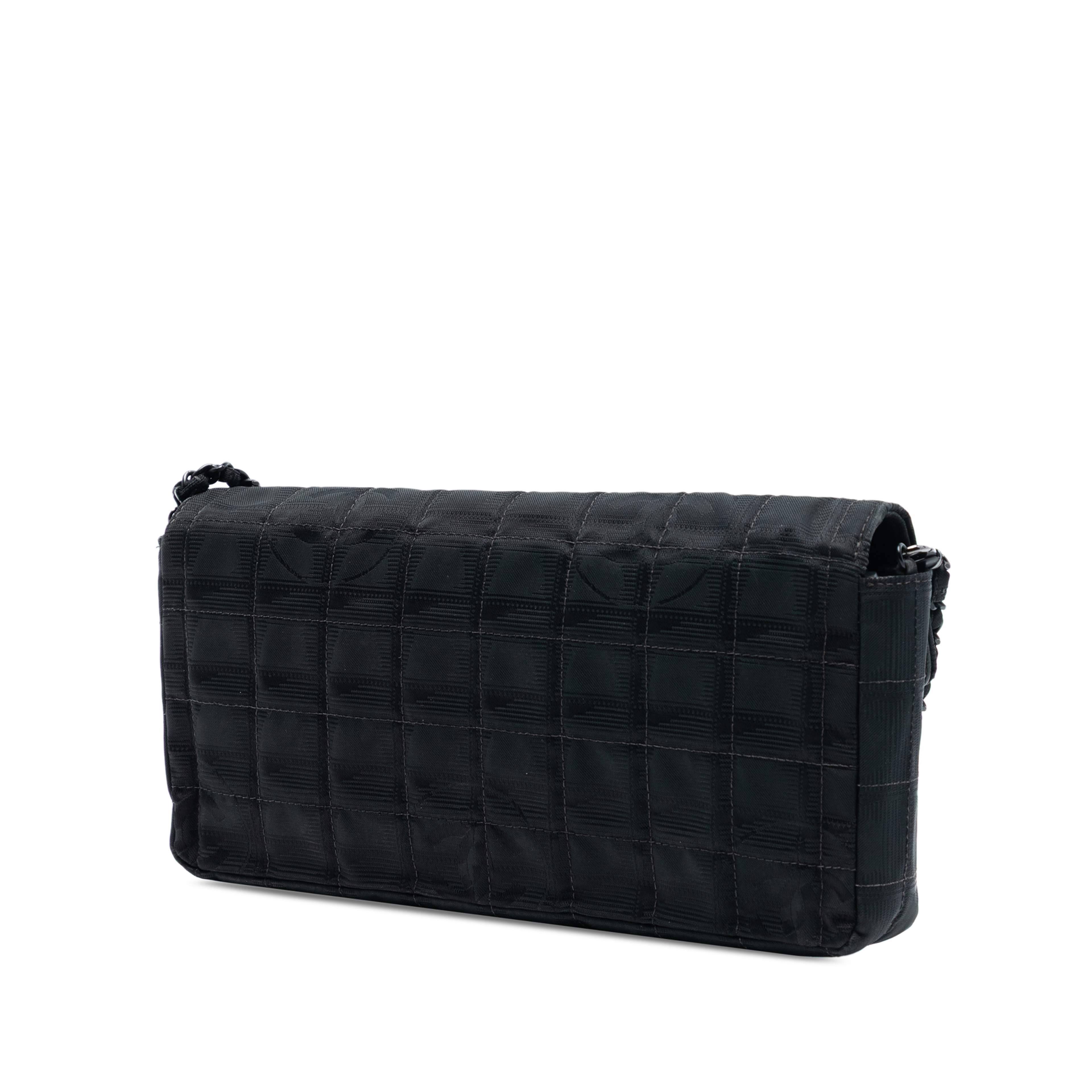 Chanel New Travel Line Nylon East West Flap, från Luxclusif, i färgen black. Klicka för att öppna bilden i stort format