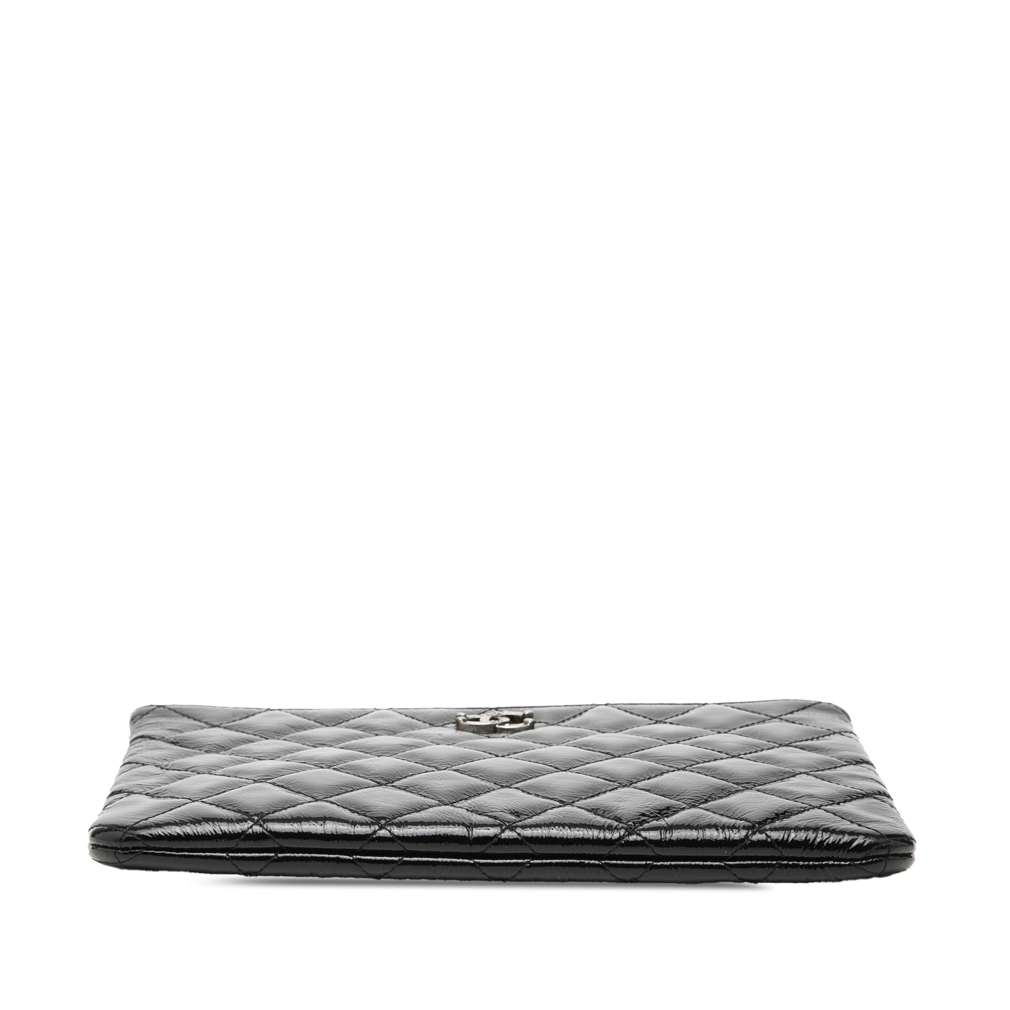 Chanel Small Quilted Crinkled Patent O Case Clutch, från Luxclusif, i färgen svart. Klicka för att öppna bilden i stort format