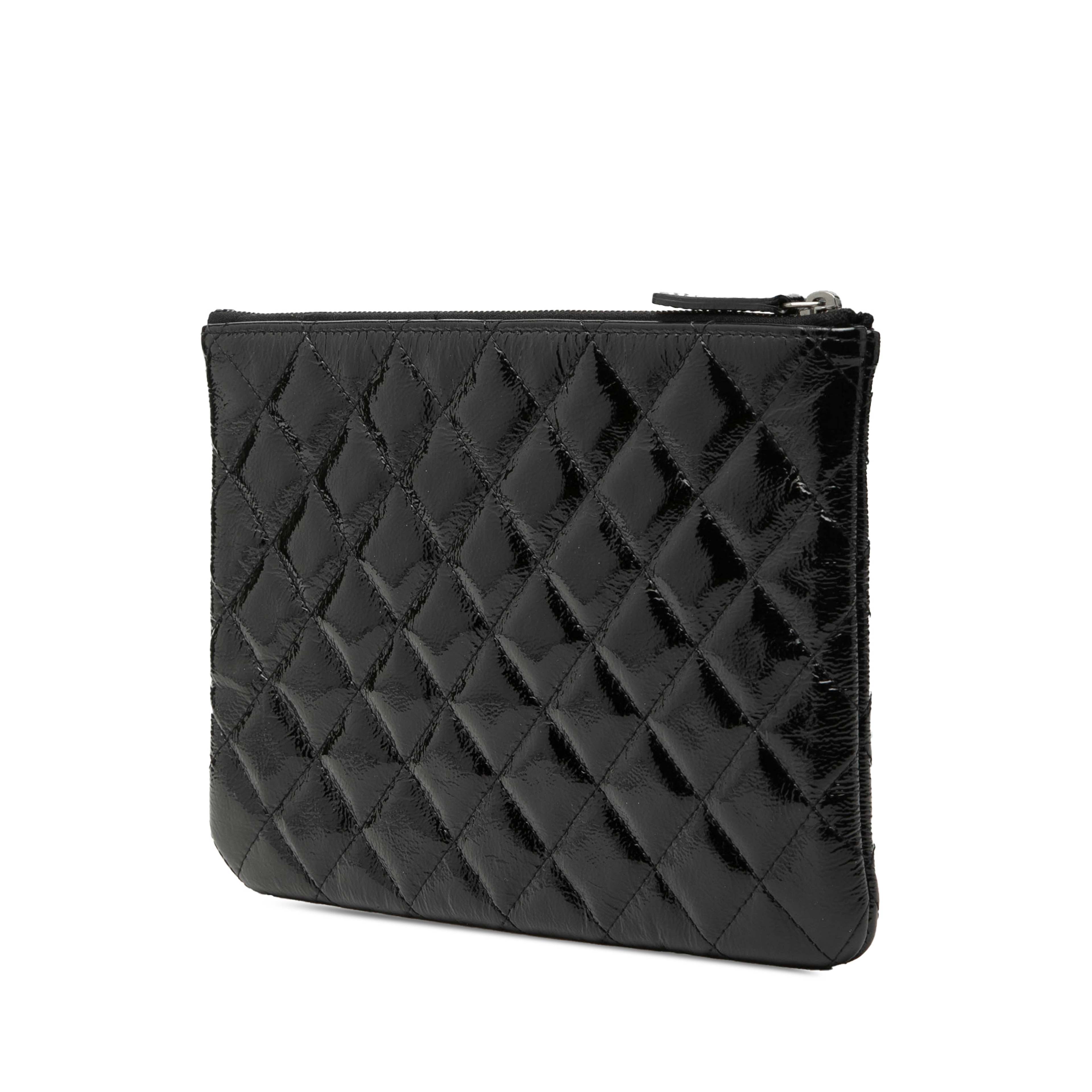 Chanel Small Quilted Crinkled Patent O Case Clutch, från Luxclusif, i färgen svart. Klicka för att öppna bilden i stort format