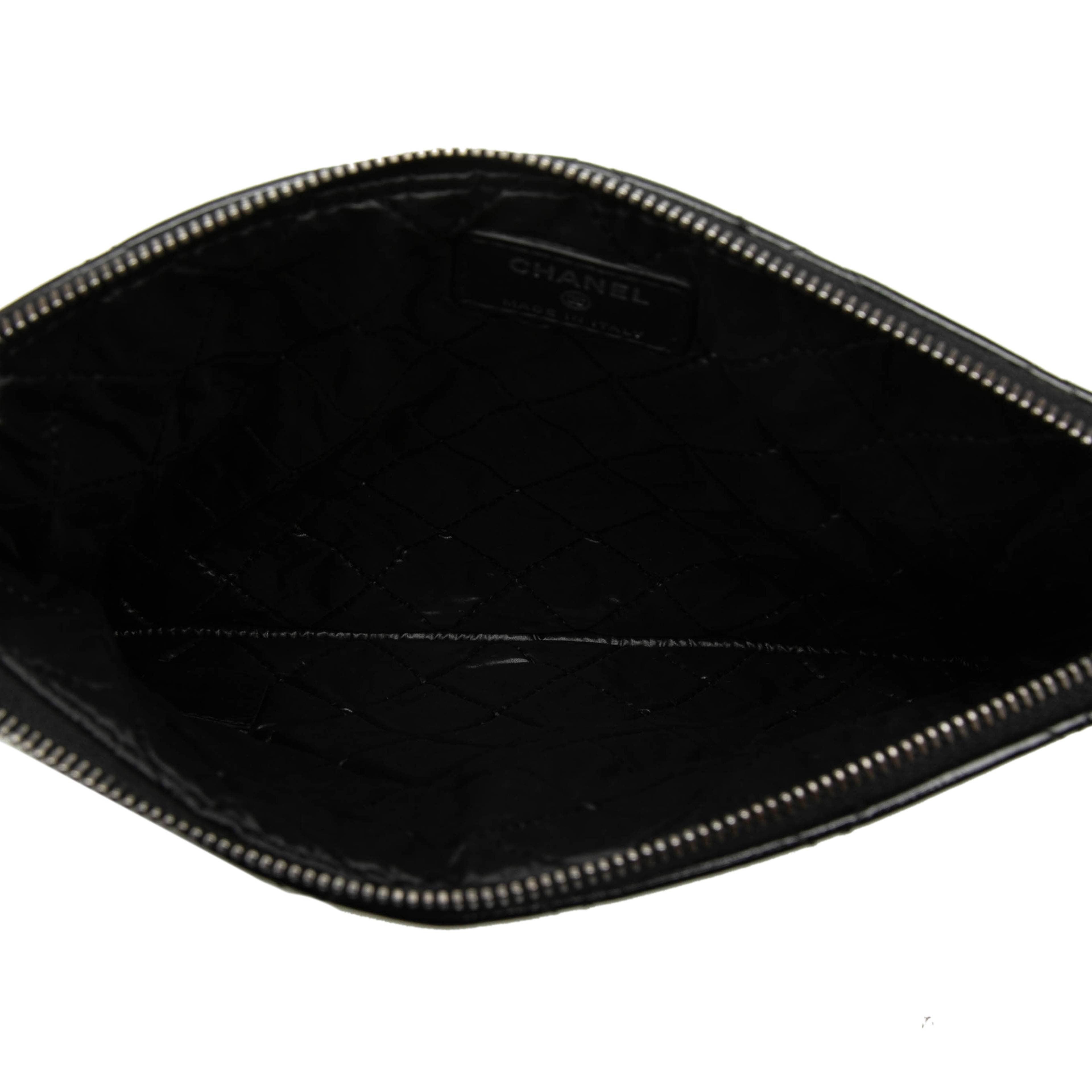 Chanel Small Quilted Crinkled Patent O Case Clutch, från Luxclusif, i färgen svart. Klicka för att öppna bilden i stort format