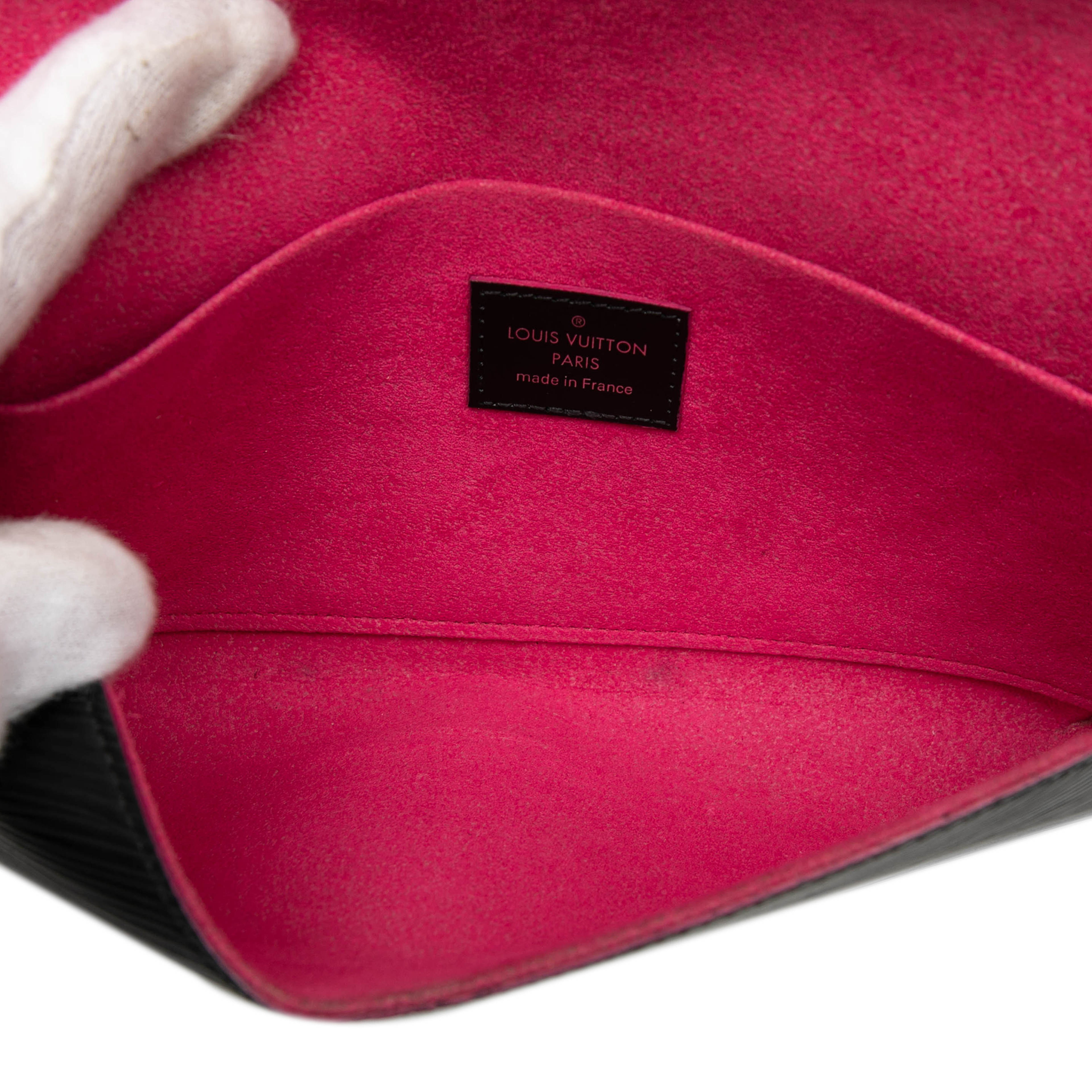 Louis Vuitton Epi Pochette Felicie, från Luxclusif, i färgen black. Klicka för att öppna bilden i stort format