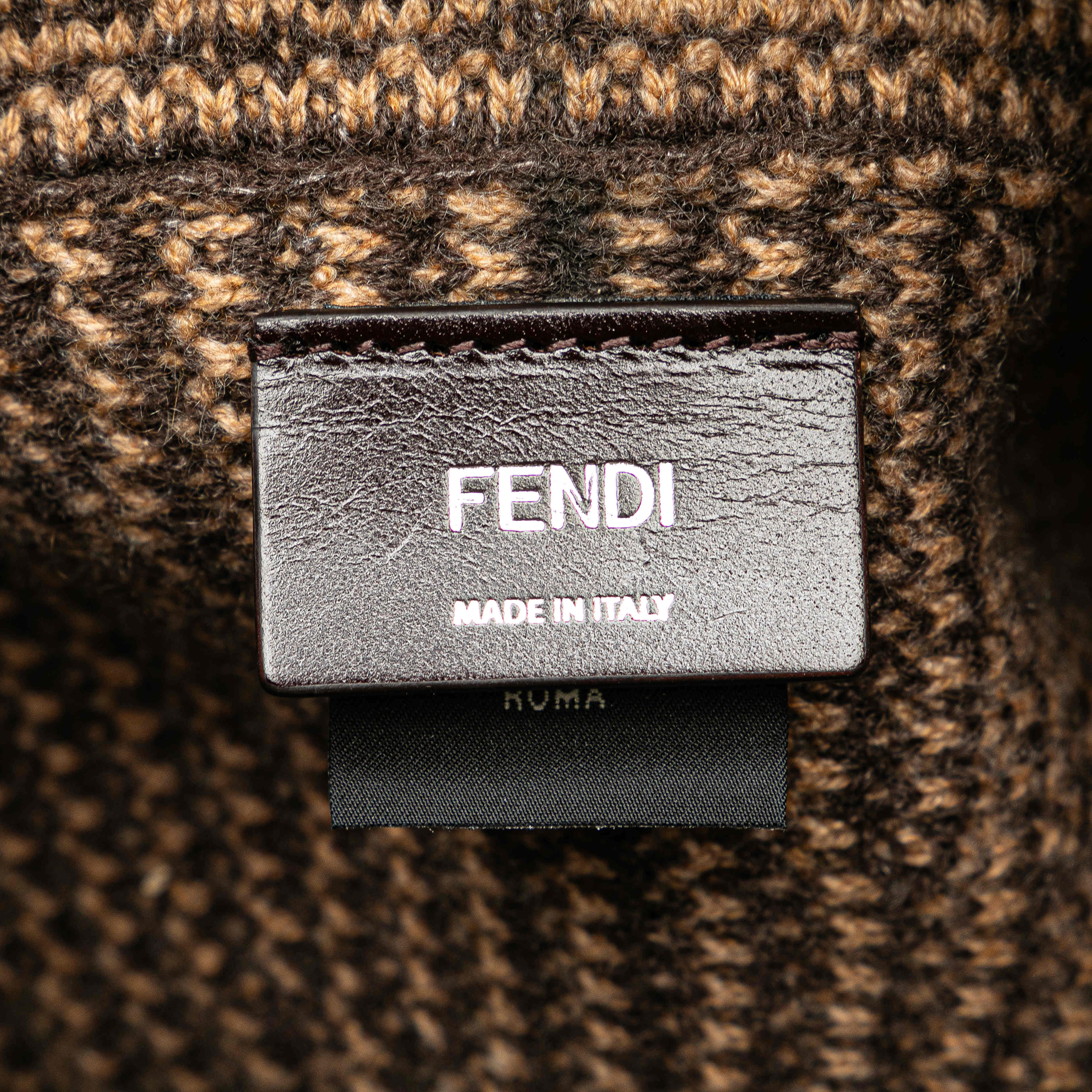 Fendi Zucca Cashmere Shopping Tote, från Luxclusif, i färgen brun. Klicka för att öppna bilden i stort format